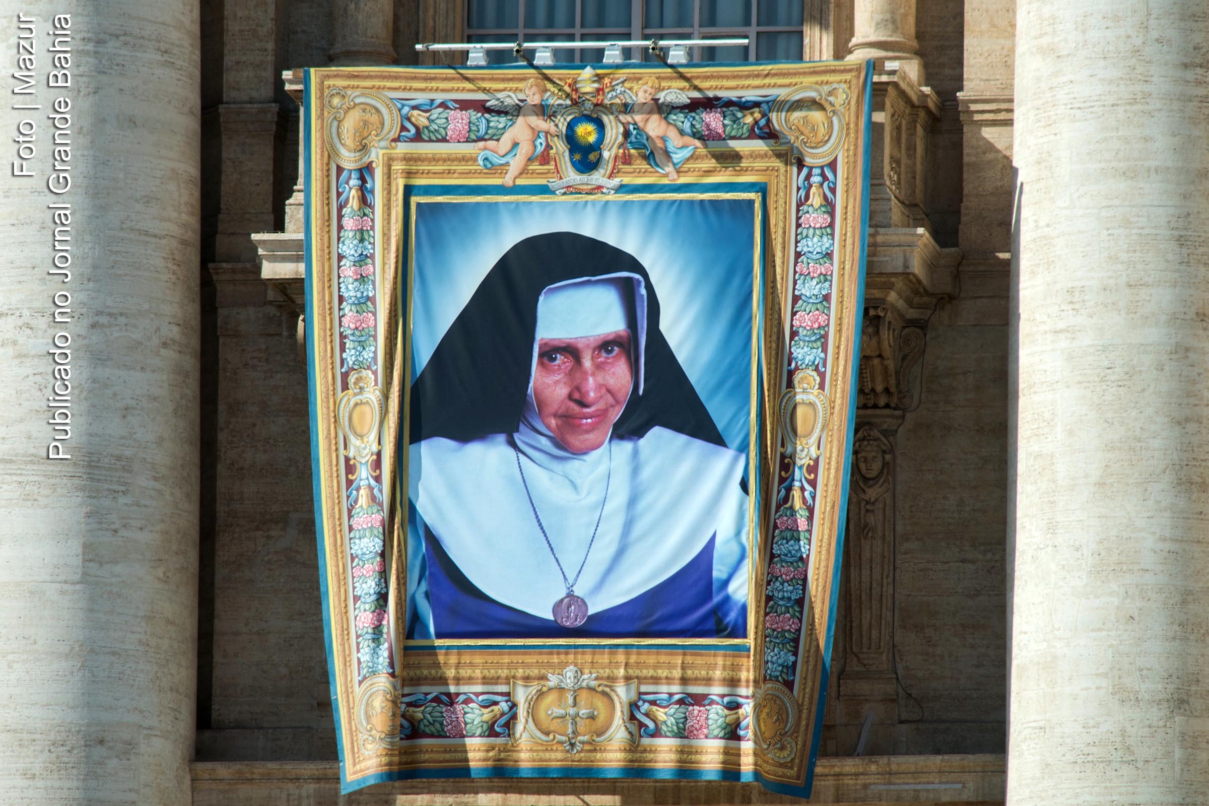 Flâmula na fachada da Igreja de São Pedro anuncia canonização de Dulce dos Pobres.