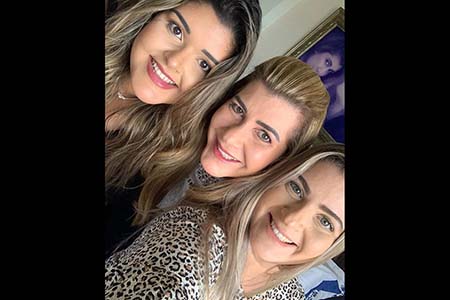 Gracinha Pimenta e suas duas bonitas filhas.