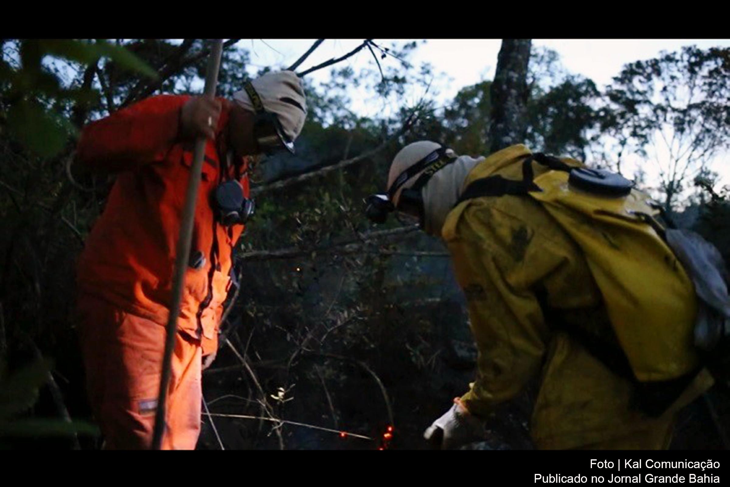 Incêndio em Rio de Contas é combatido por bombeiros e brigadistas.