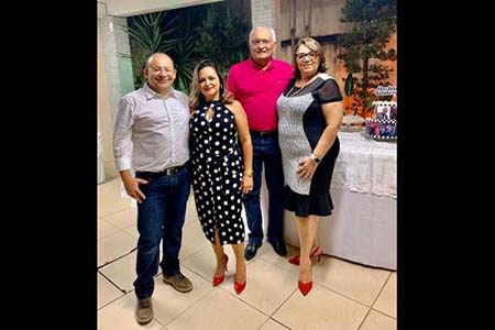 Com um jantar no salão de festas do Condominio San Diego, professor Ivamberg Lima e sua esposa Sonny foi festejado pelos amigos Cel. Adelmario Xavier e Alfreda.