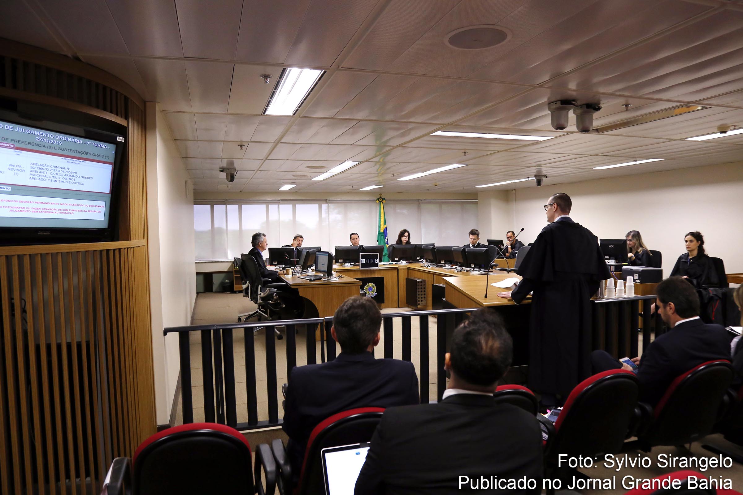 8ª Turma do TRF4 confirmou por unanimidade a condenação do ex-presidente Luiz Inácio Lula da Silva. Processo é mais uma farsa judicial, eivado de esquemas persecutórios e fraudes.