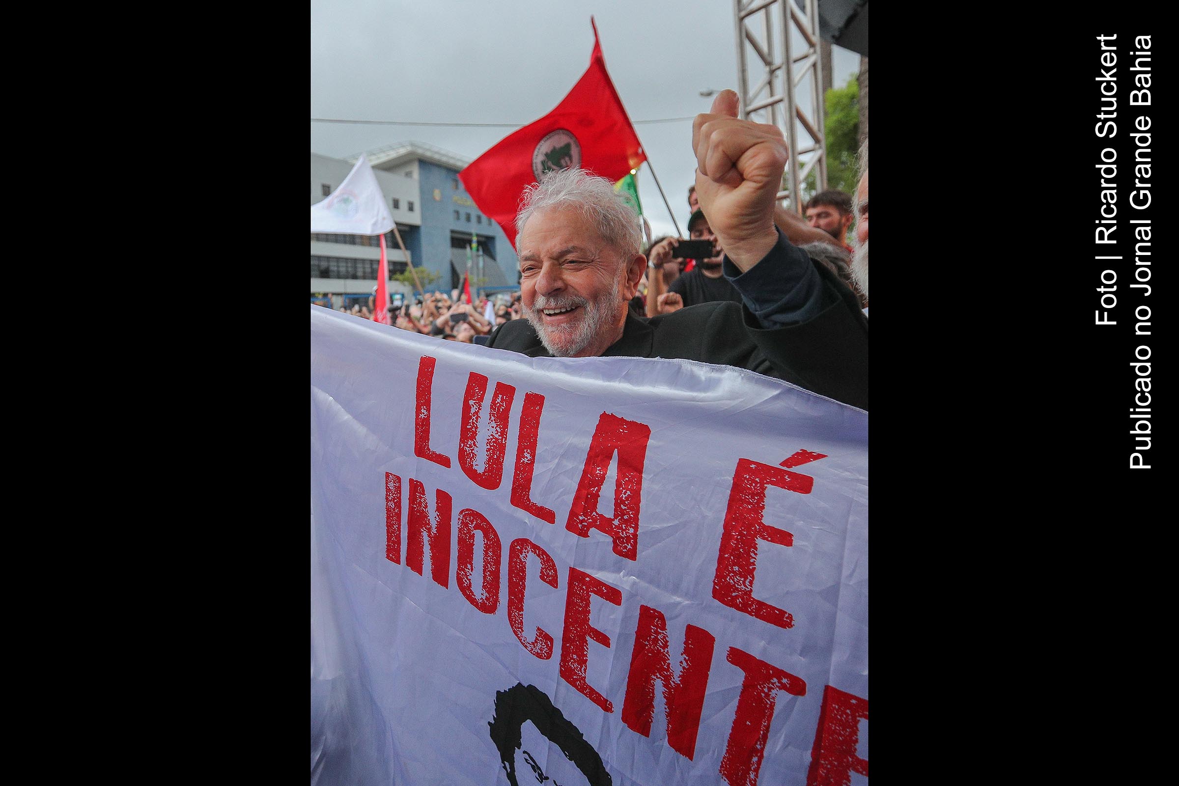O ex-presidente Lula durante seu discurso na saída da prisão em Curitiba.
