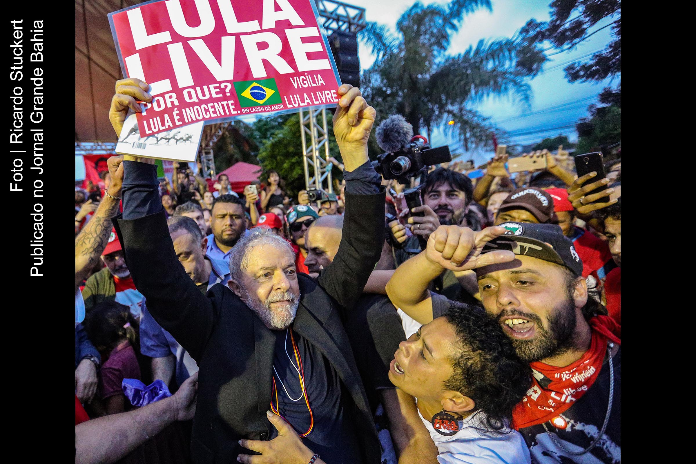 Luiz Inácio Lula da Silva, ex-presidente da República, comemora liberdade ao lado de lideranças e militância.