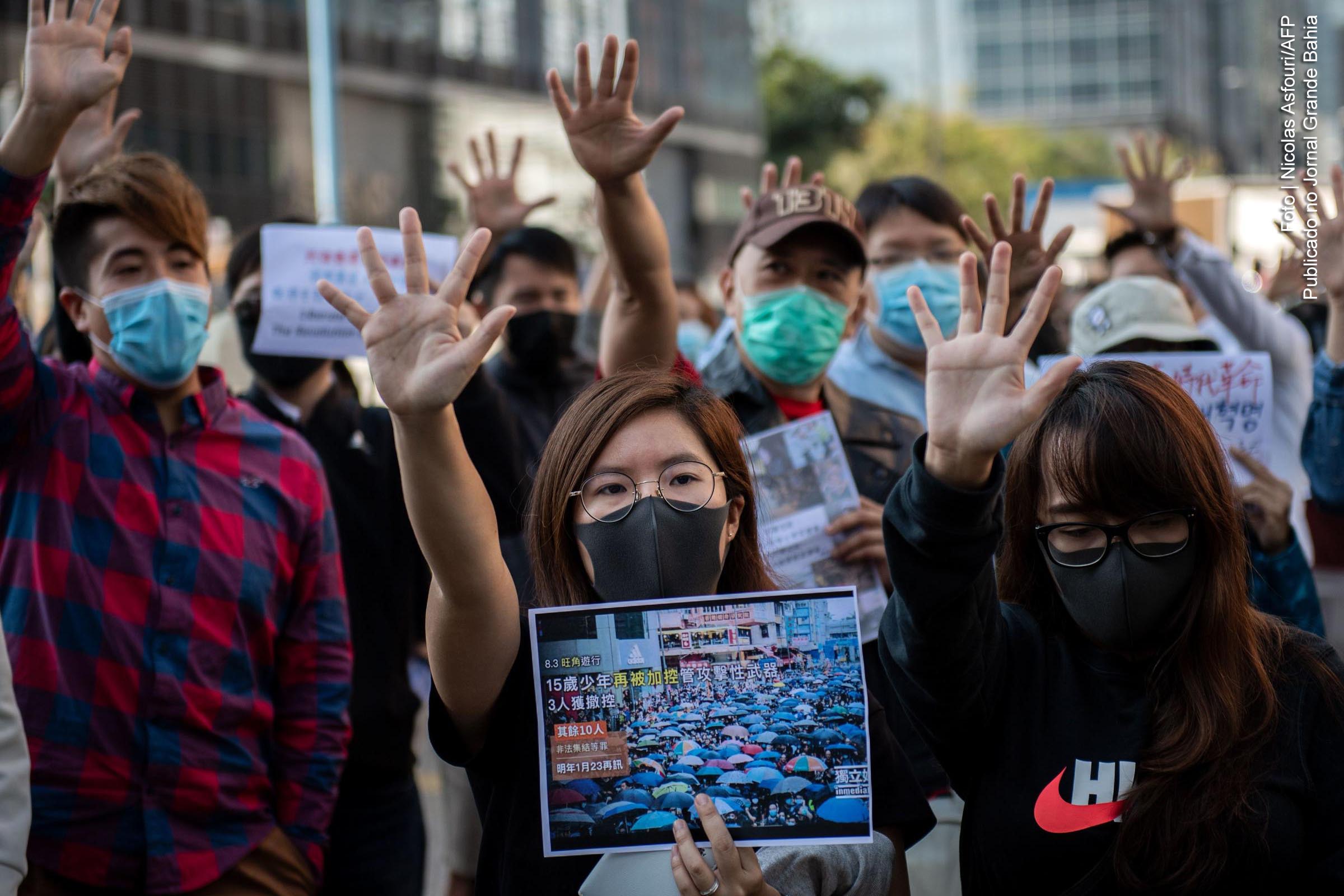 Manifestantes em apoio a atos pró-democracia durante um comício na área de Kwun Tong, em Hong Kong, na quarta-feira (27/11/2019). Hong Kong foi atingida por meses de comícios em massa e violentos confrontos entre a polícia e manifestantes que exigem eleições populares diretas do governo do território chinês semiautônomo, bem como uma investigação sobre suposta brutalidade policial.
