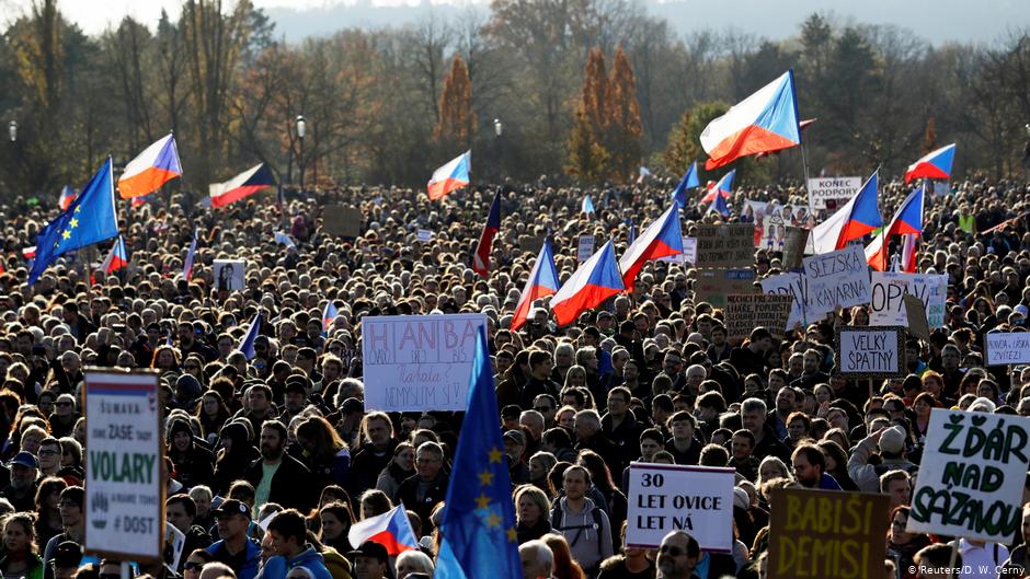Cerca de 250 mil pessoas ocuparam parque em Praga para protestar contra o governo de Andrej Babis. Manifestação ocorre na véspera do 30° aniversário da revolução que derrubou o comunismo no país.