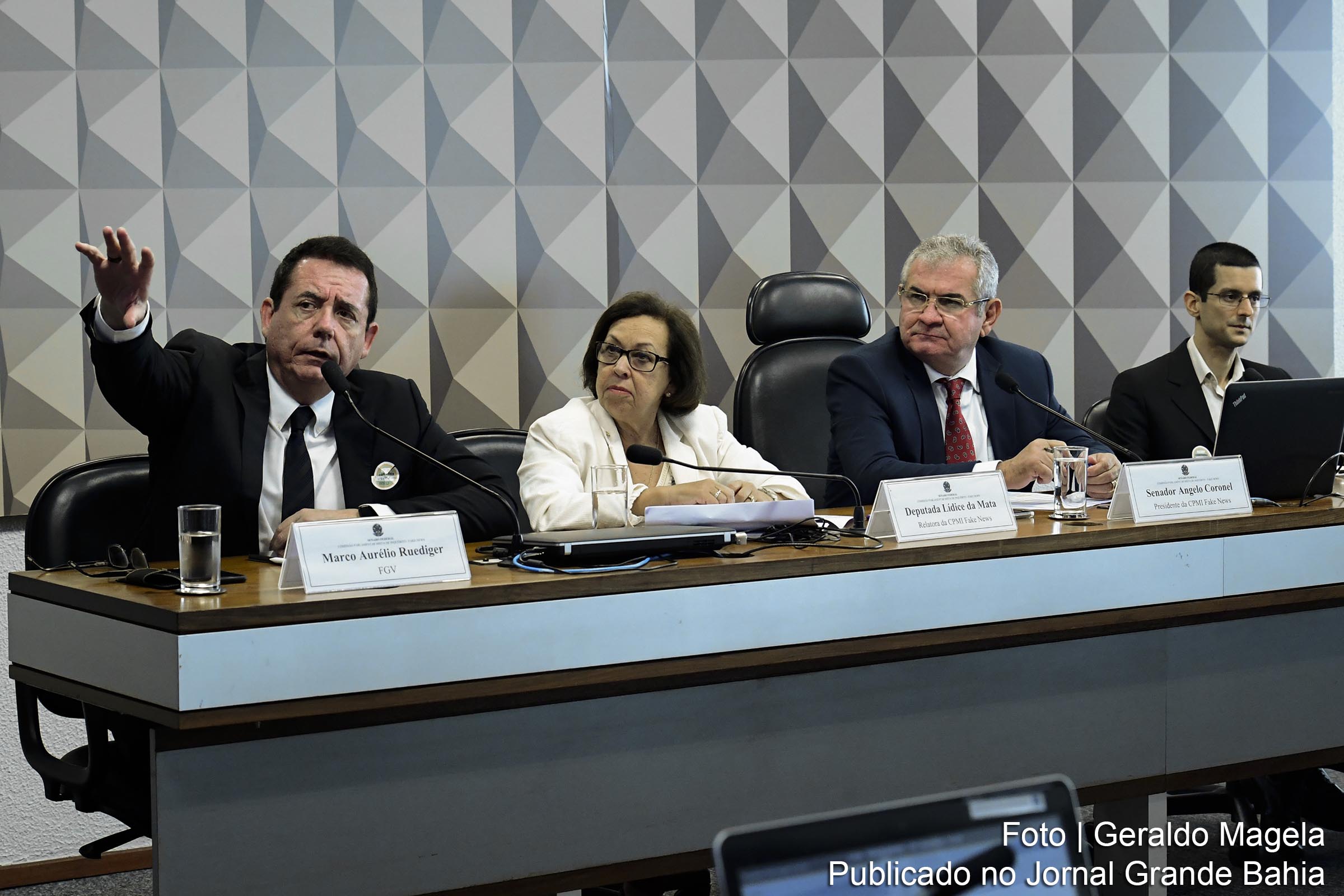 O pesquisador da FGV Marco Aurélio Rudieger (ao microfone) afirmou que os disseminadores de fake news buscam, intencionalmente, para distorcer informações e destruir reputações.