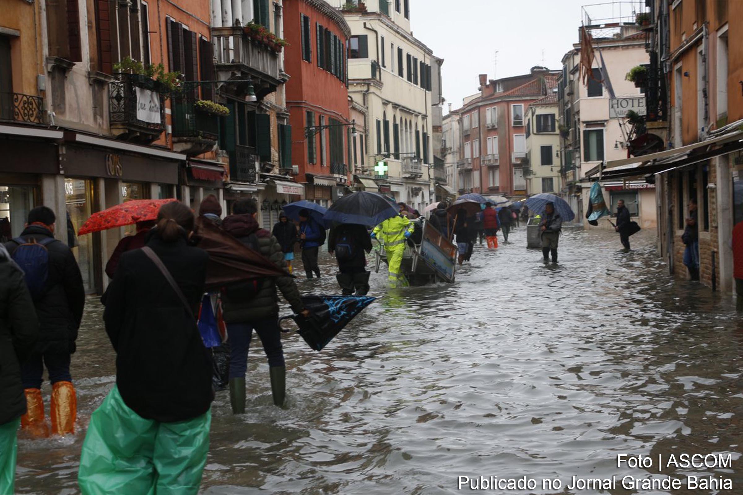 Maré alta em Veneza causa maior inundação em 50 anos.