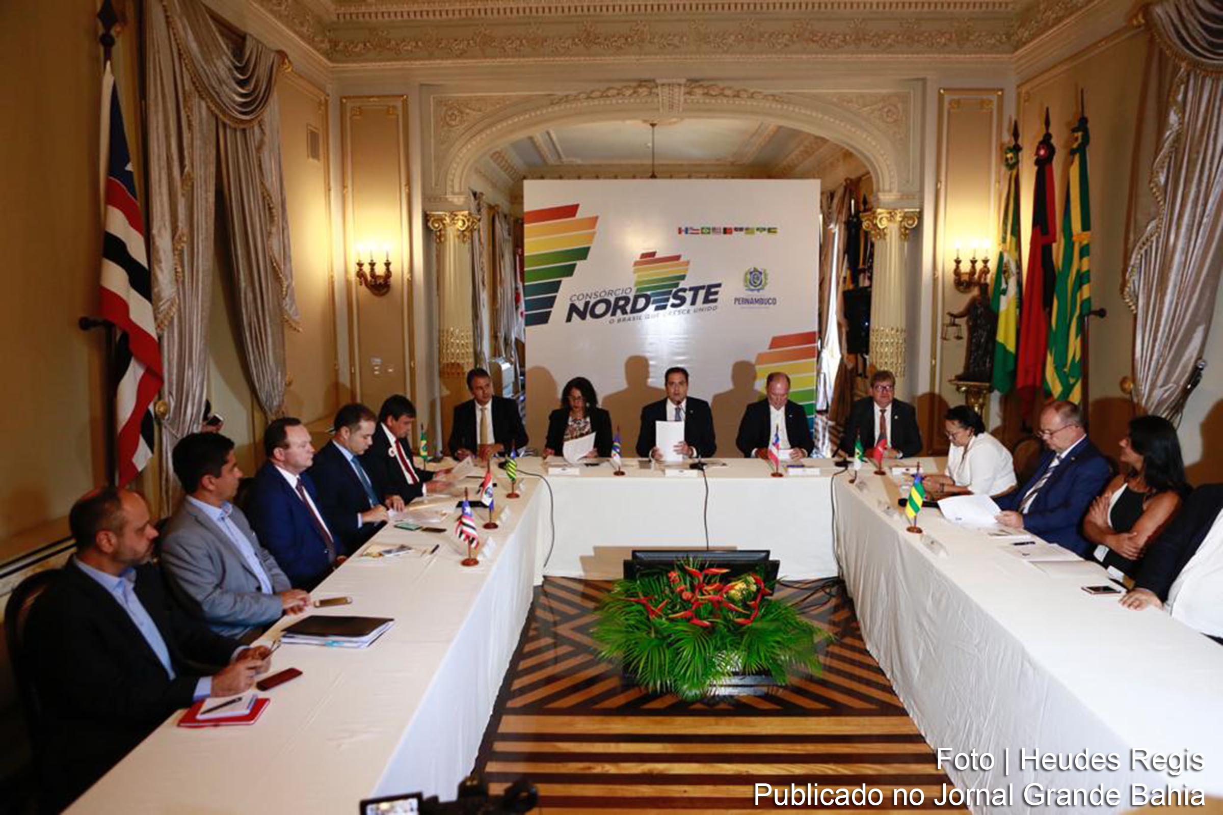 Paulo Câmara, governador de Pernambuco, anuncia resultando da primeira compra coletiva realizada pelo Consórcio Nordeste.