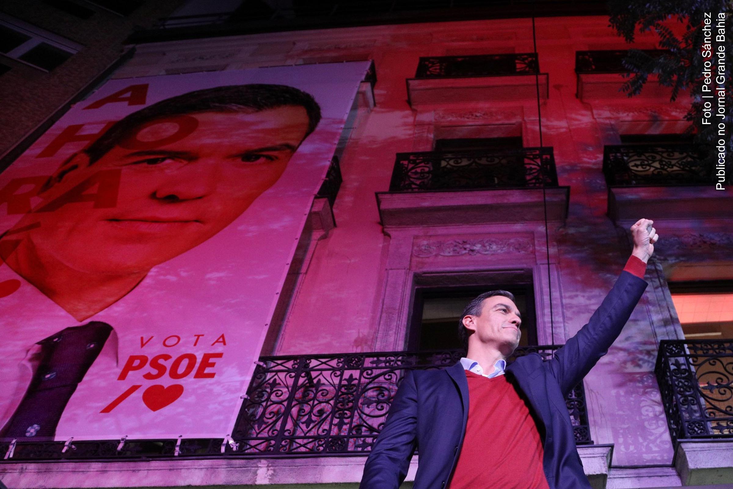 Liderado por Pedro Sánchez, o Partido Socialista Operário Espanhol (PSOE) venceu as eleições legislativas de 2019, embora, sem alcançar maioria absoluta. Assim, mantém-se o impasse político que forçou o pleito antecipado.