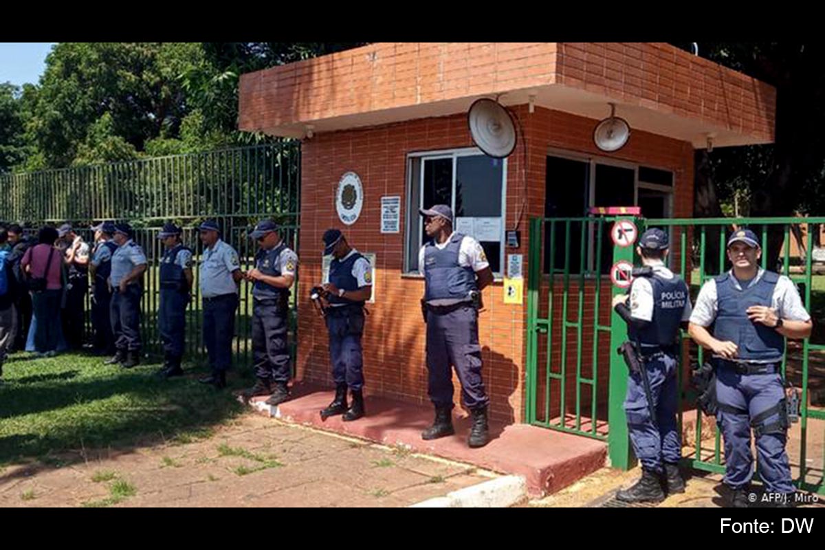 Policiais patrulham arredores da embaixada após invasão durante a madrugada.