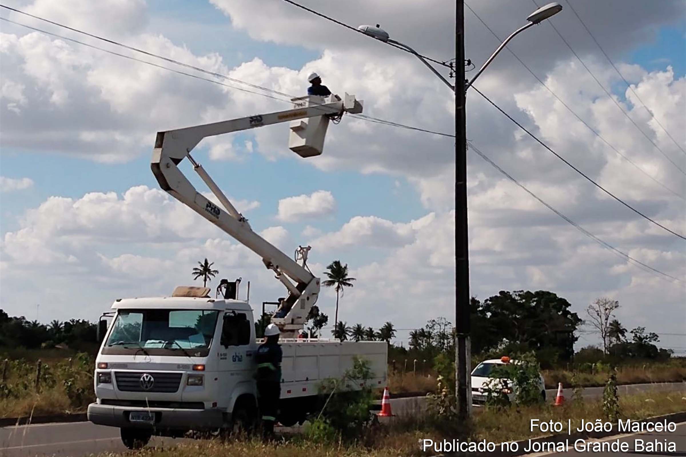 Prefeitura de Feira de Santana recupera pontos de iluminação pública.