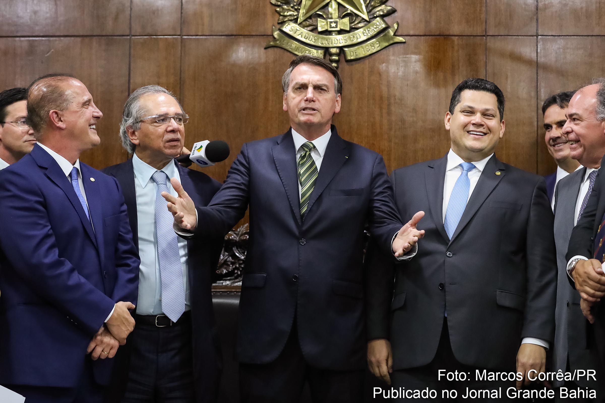 PEC do Governo Bolsonaro propõe usar R$ 220 bilhões de fundos para abater dívida pública; Transferência de riqueza do povo para rentistas é projeto permanente dos extremistas de direita