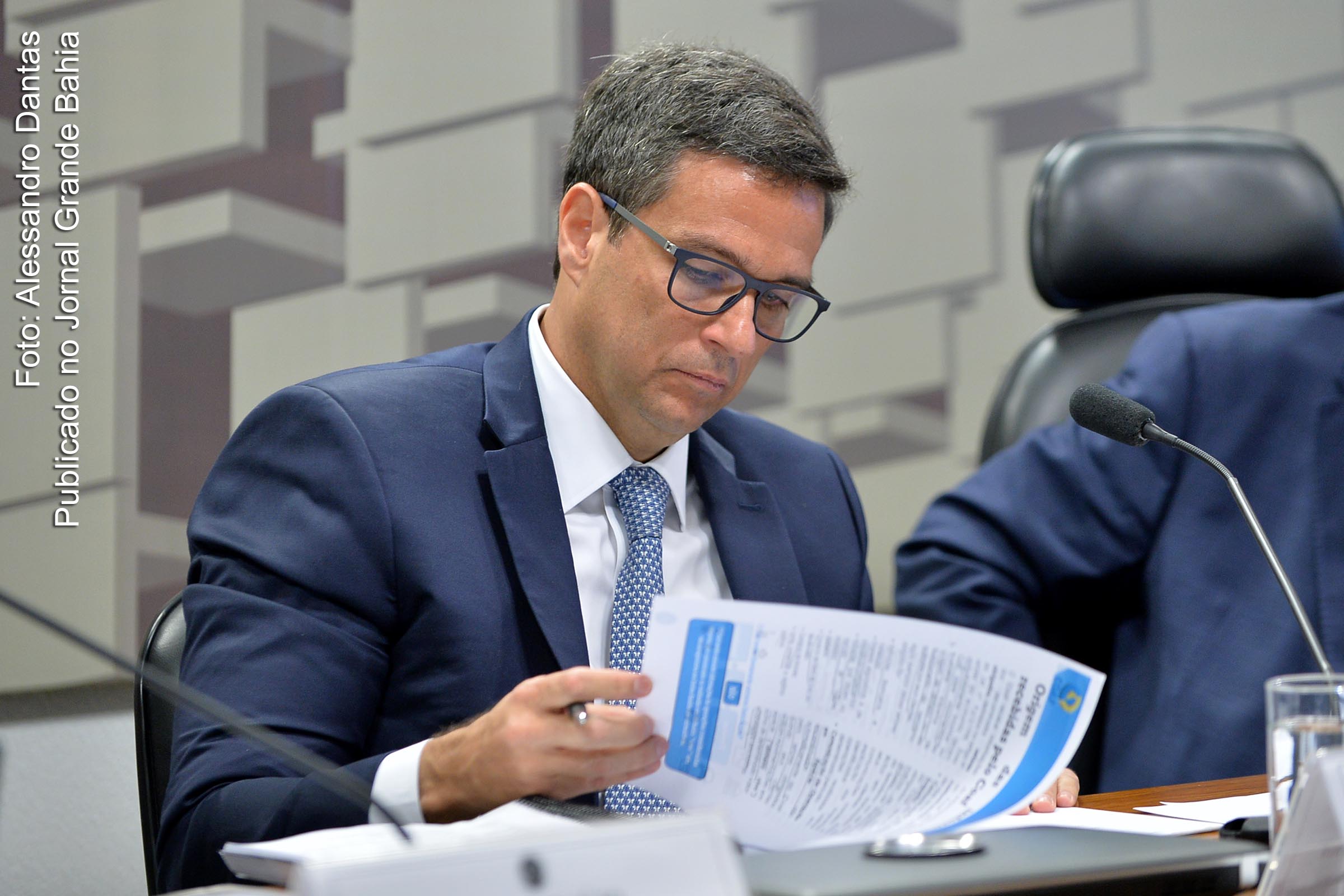 Ações de bancos recuam após CMN limitar juro do cheque especial em 8% ao mês