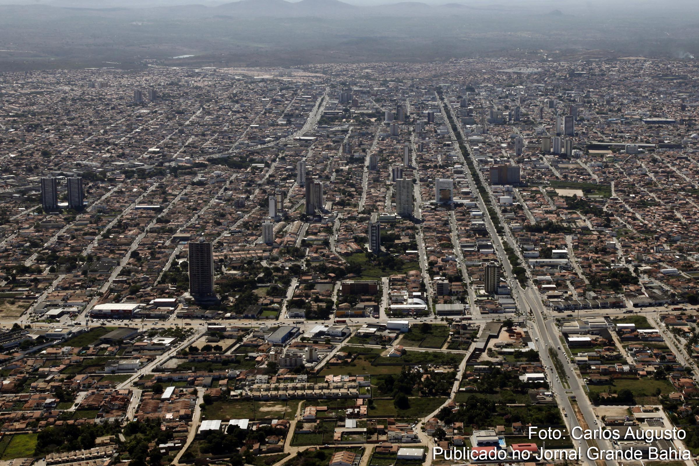 Vista aérea da cidade de Feira de Santana, com a Avenida Getúlio Vargas em destaque ao ao lado direito da imagem.