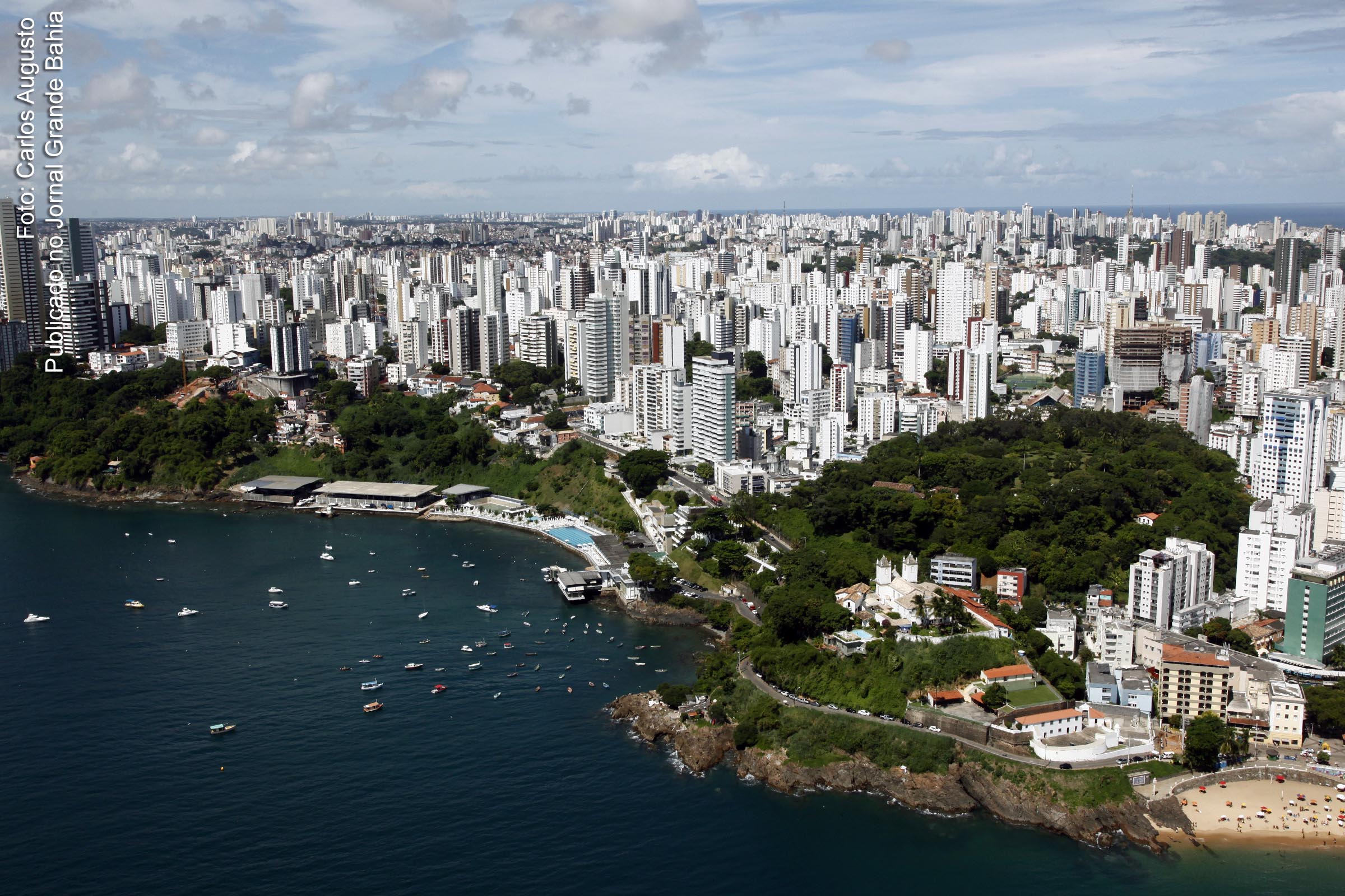 Vista aérea de trecho da orla de Salvador, compreendendo o Corredor da Vitória.