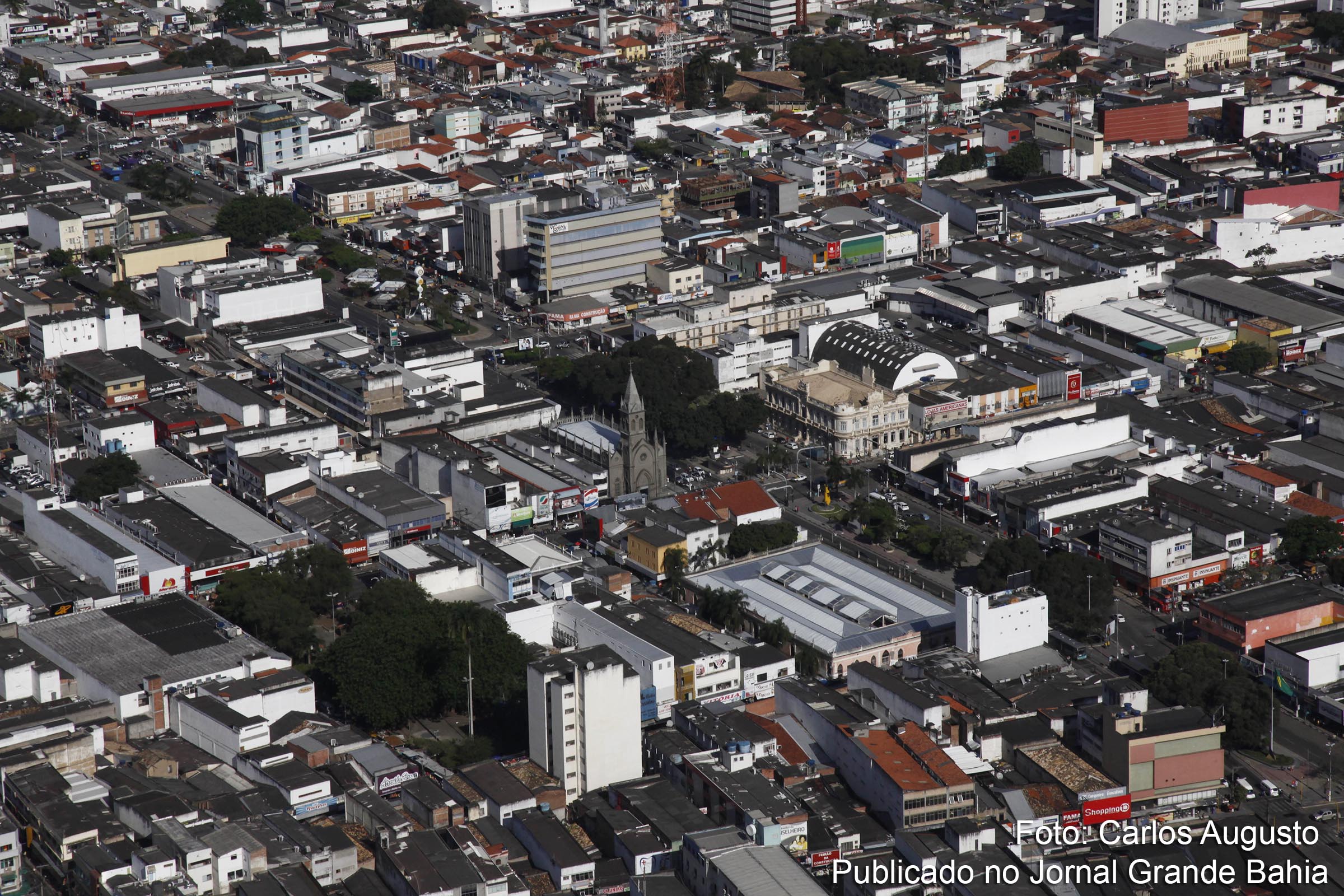 Vista aérea do centro da cidade de Feira de Santana, com destaque para o cruzamento das avenidas Senhor dos Passos e Getúlio Vargas.