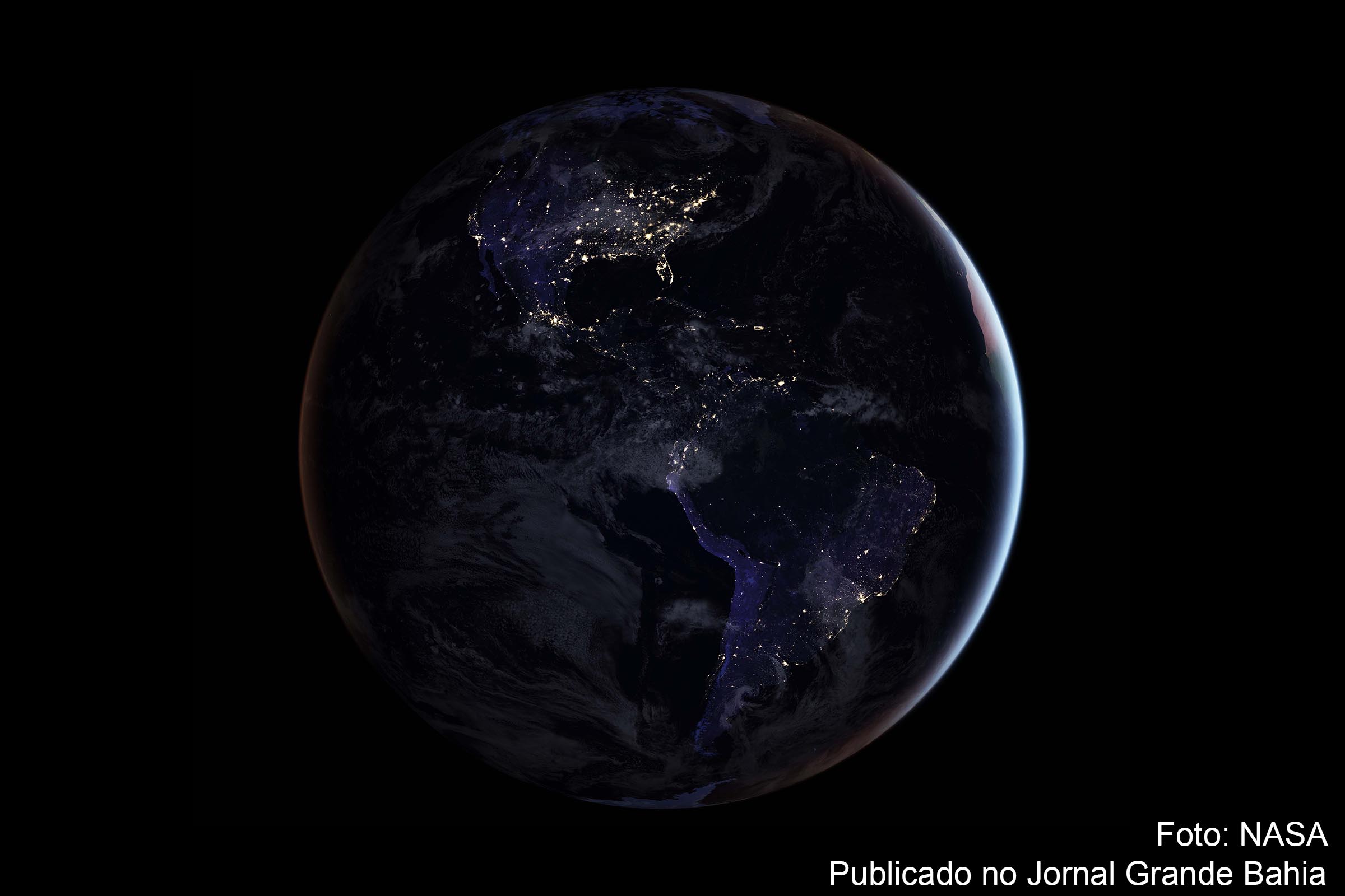 Vista noturna do Planeta Terra a partir do espaço.