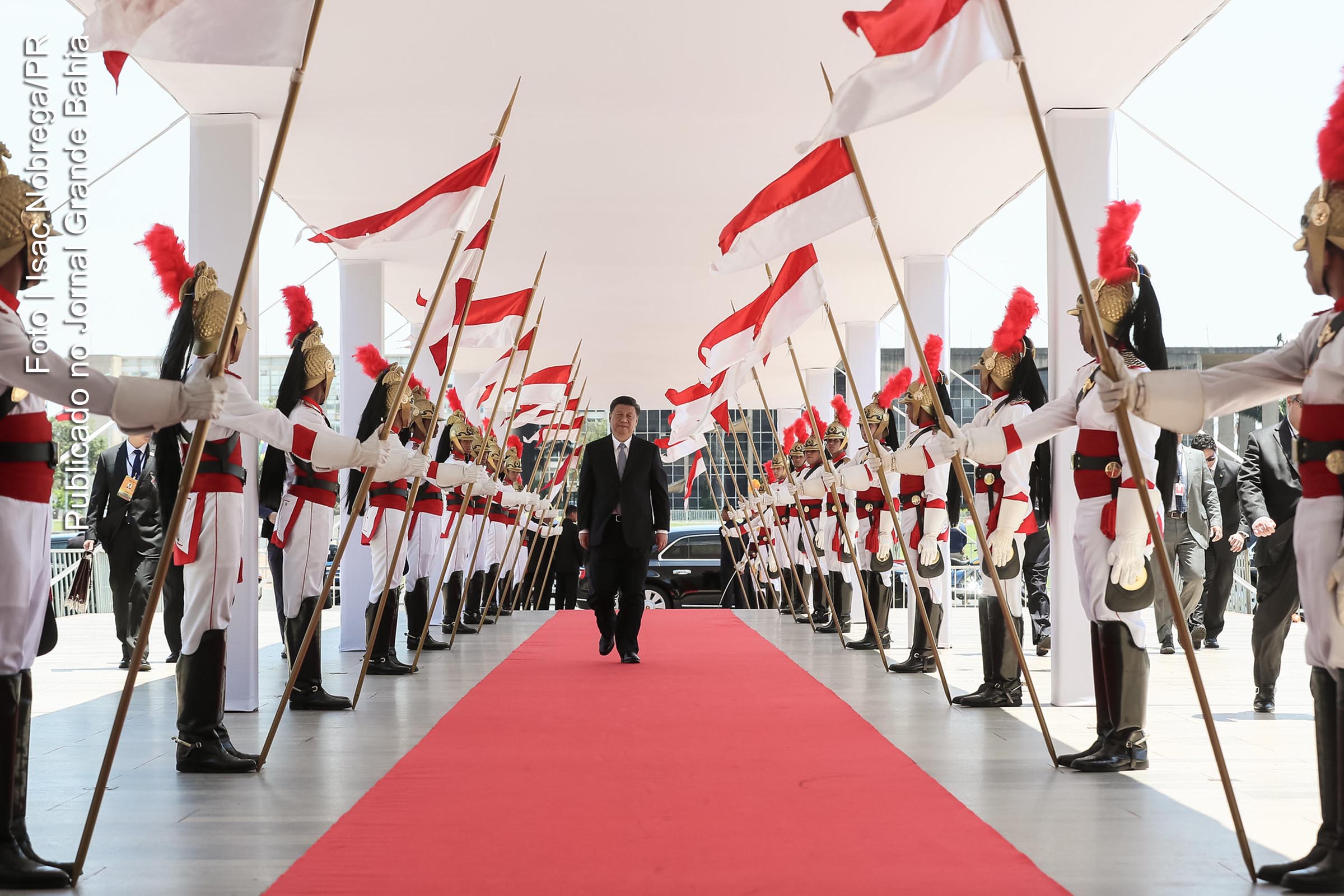 Xi Jinping, presidente da República Popular da China, durante chegada ao Palácio do Planalto. Em meio a tensões na América do Sul, reunião em Brasília deve girar em torno de ambições chinesas na região. Para analistas, Bolsonaro deve adotar postura pragmática, apesar de alinhamento com unilateralismo de Donald Trump.