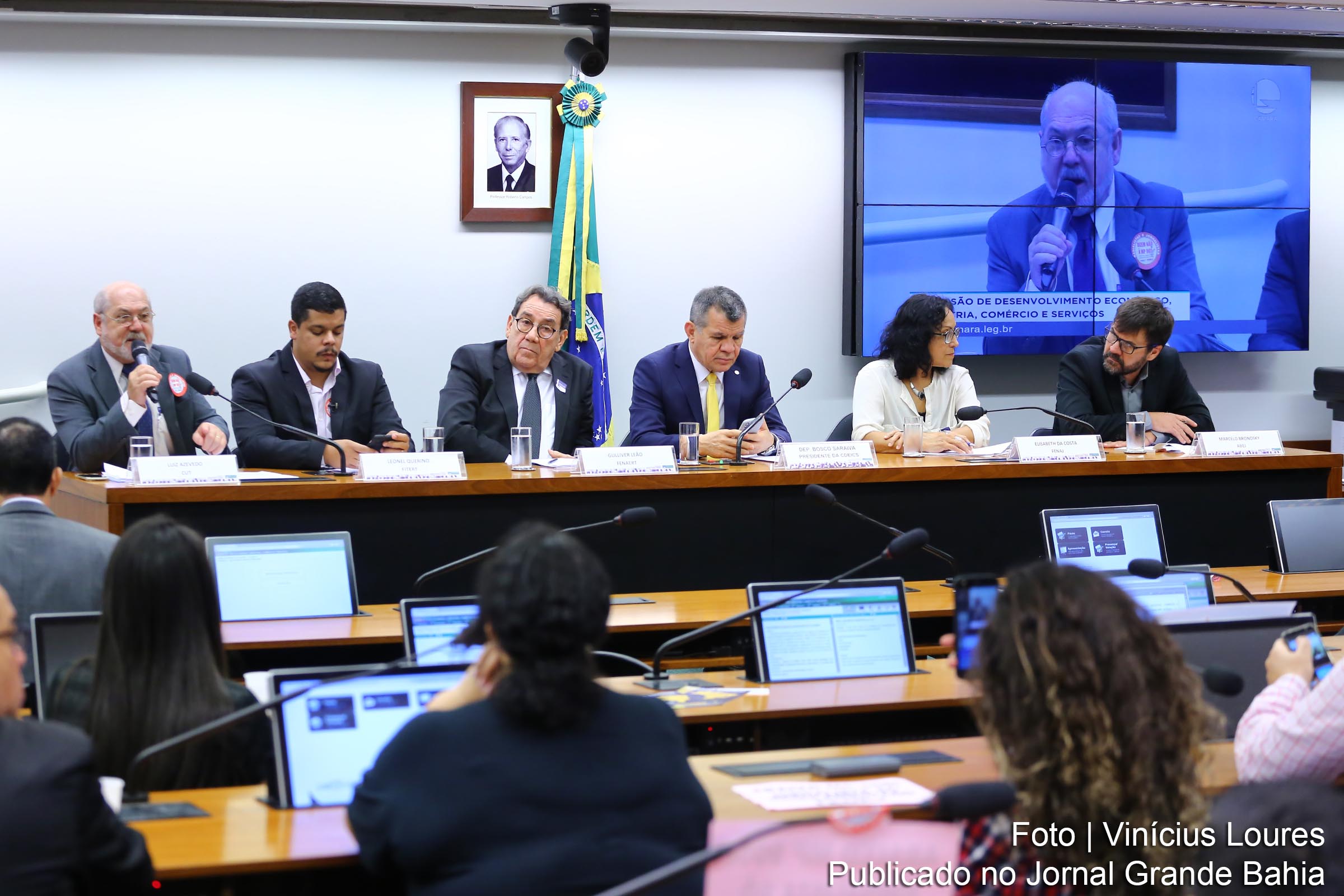 A Comissão de Desenvolvimento Econômico da Câmara dos Deputados debateu o fim do registro profissional de várias profissões.