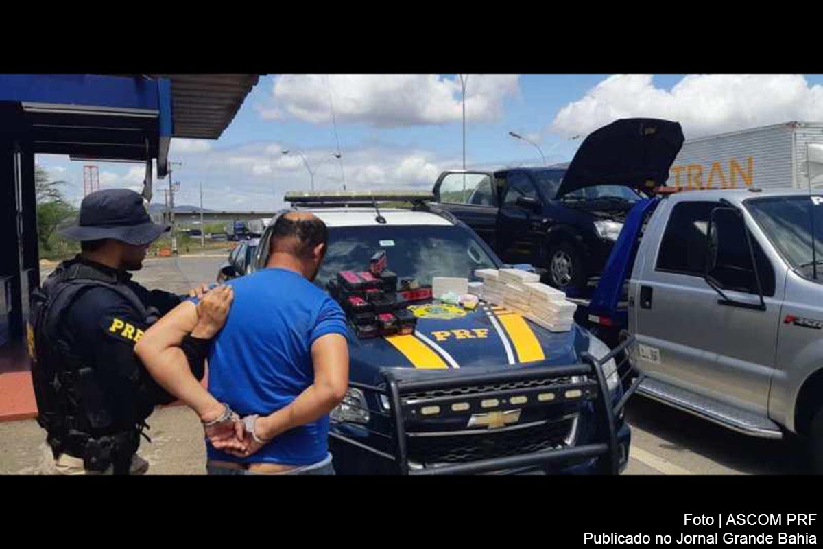 A droga foi apreendida e o motorista preso. Ele foi conduzido para a Delegacia da Polícia Civil, em Jequié.