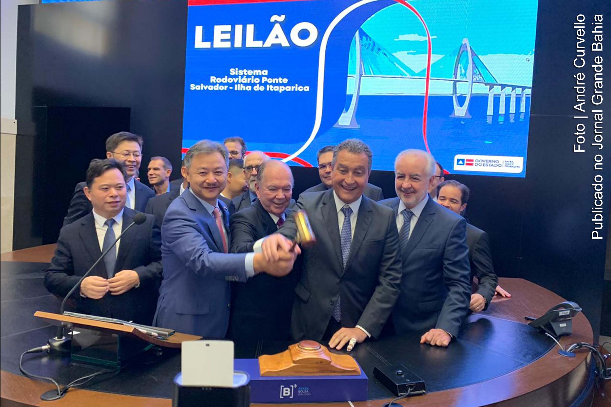 Ao lado dos representantes do consórcio chinês, governador Rui Costa declara proposta vencedora para construção da Ponte Salvador - Ilha de Itaparica.