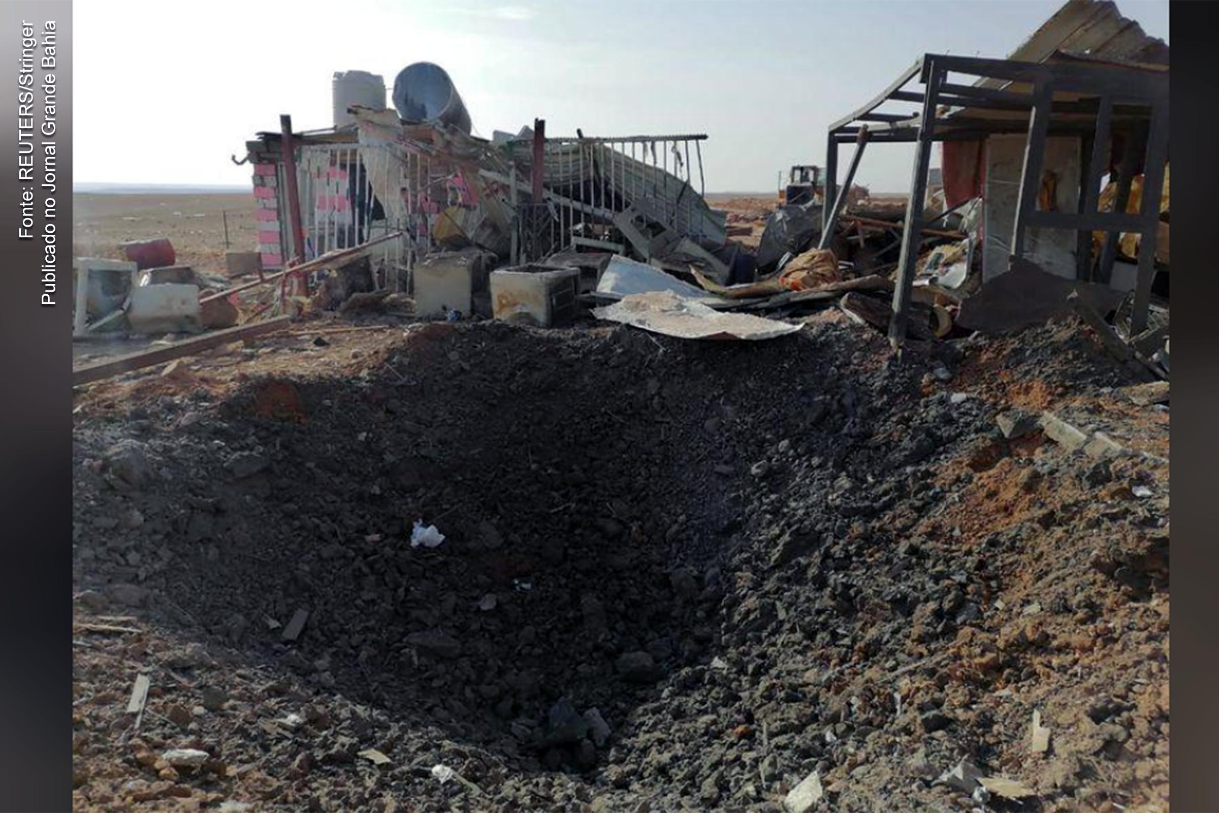 Buraco deixado por ataque à sede do grupo Kataib Hezbollah em Qaim.