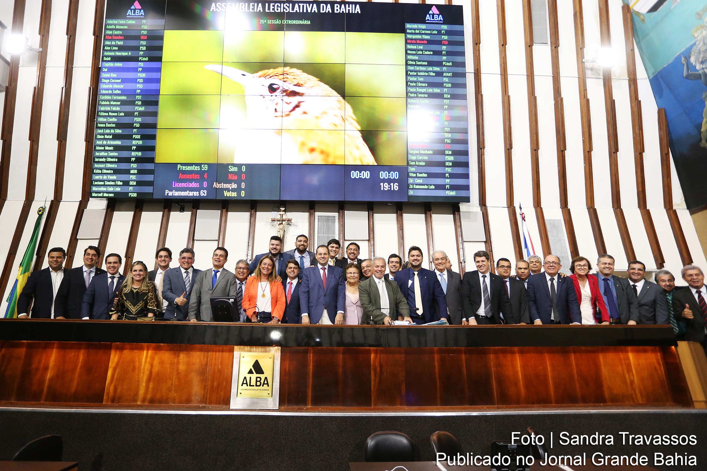 Deputados estaduais durante 106ª Sessão Ordinária. Relação entre governistas e oposicionistas foi de equilíbrio.