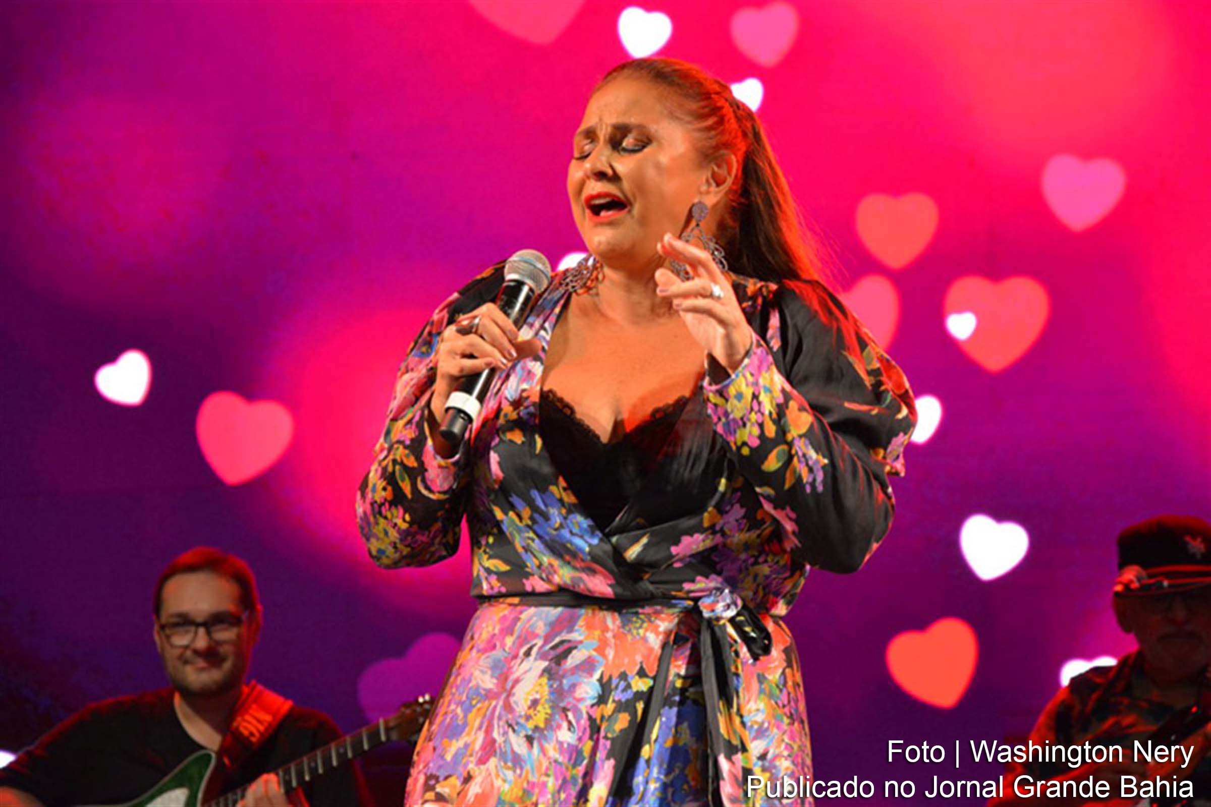 A cantora paraense se despediu do público feirense, com quem interagiu durante toda a apresentação, interpretando temas natalinos.