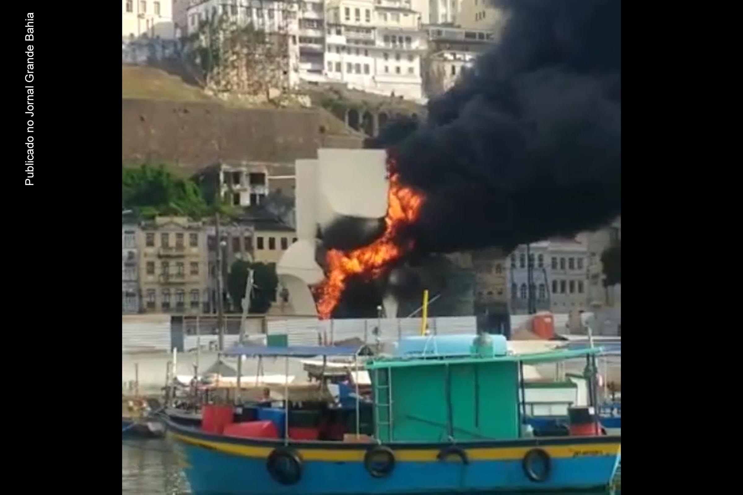 Incêndio ocorrido neste sábado (21/12/2019) destrói a Fonte da Rampa do Mercado’, conhecido, também, como ‘Monumento à Cidade do Salvador'.
