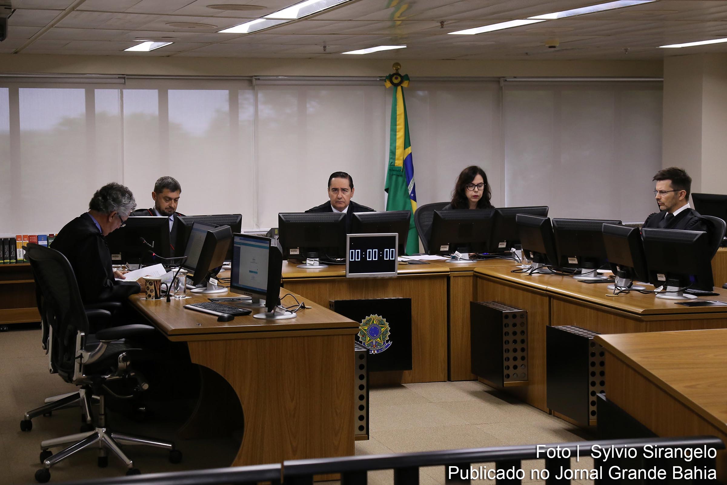 Em 27 de novembro de 2019, a 8ª Turma do TRF4, por unanimidade, confirmou a condenação do ex-presidente Luiz Inácio Lula da Silva pelos crimes de corrupção passiva e lavagem de dinheiro no julgamento da apelação criminal referente ao Sítio de Atibaia. A pena é de 17 anos, 1 mês e 10 dias de reclusão.
