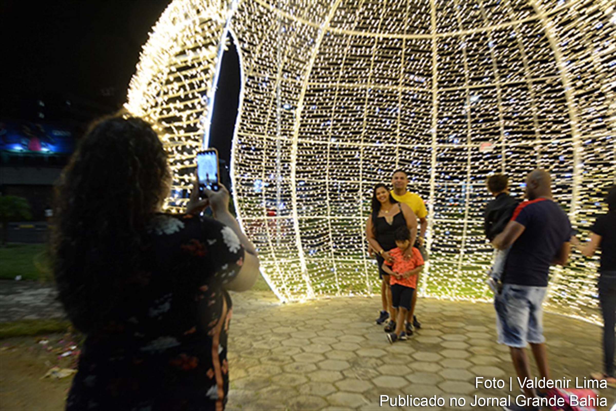 As noites da avenida Getúlio Vargas, trecho entre a praça onde fica o monumento dedicado à heroína feirense Maria Quitéria e as proximidades do Hospital São Matheus, ficarão mais luzente nas próximas semanas, com a iluminação natalina.
