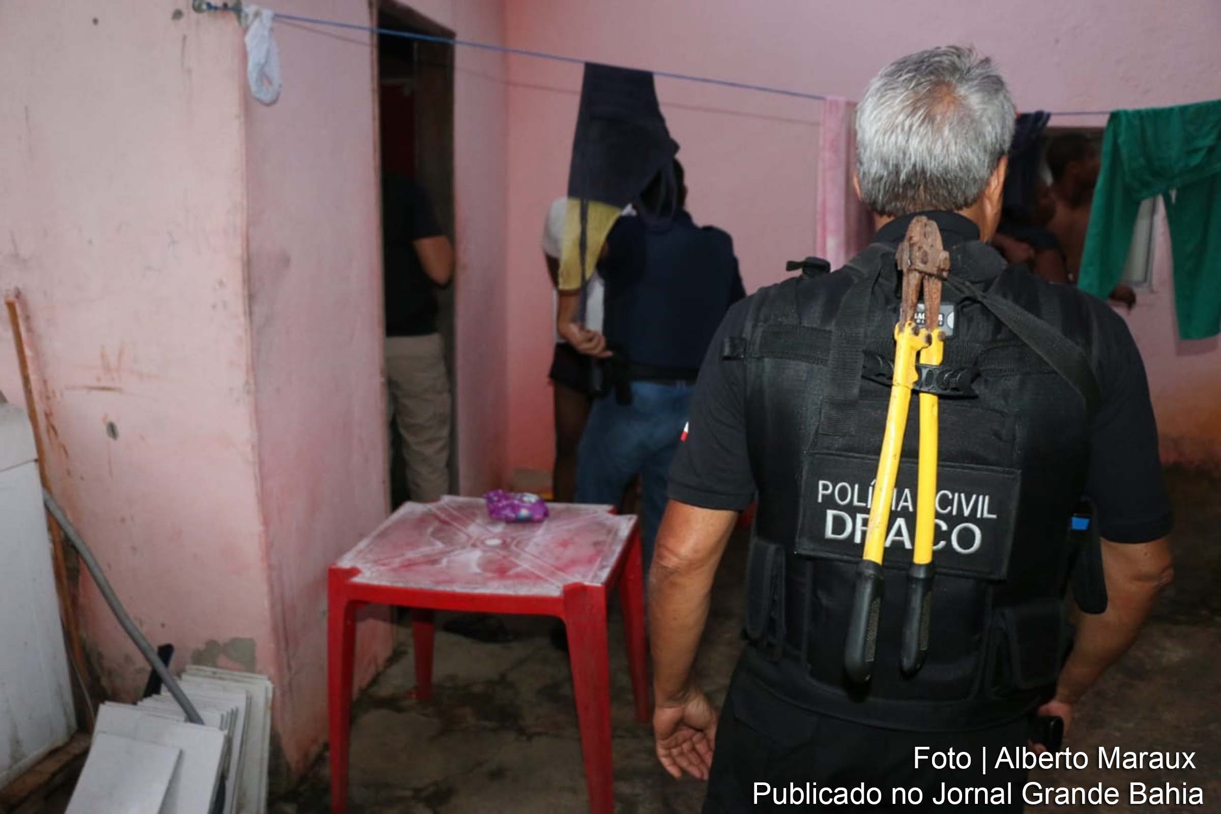 As equipes cumprem mandados de prisão e de busca e apreensão contra a organização criminosa envolvida com tráfico de drogas, roubos a bancos homicídios, corrupção de menores, entre outras atividades ilícitas.