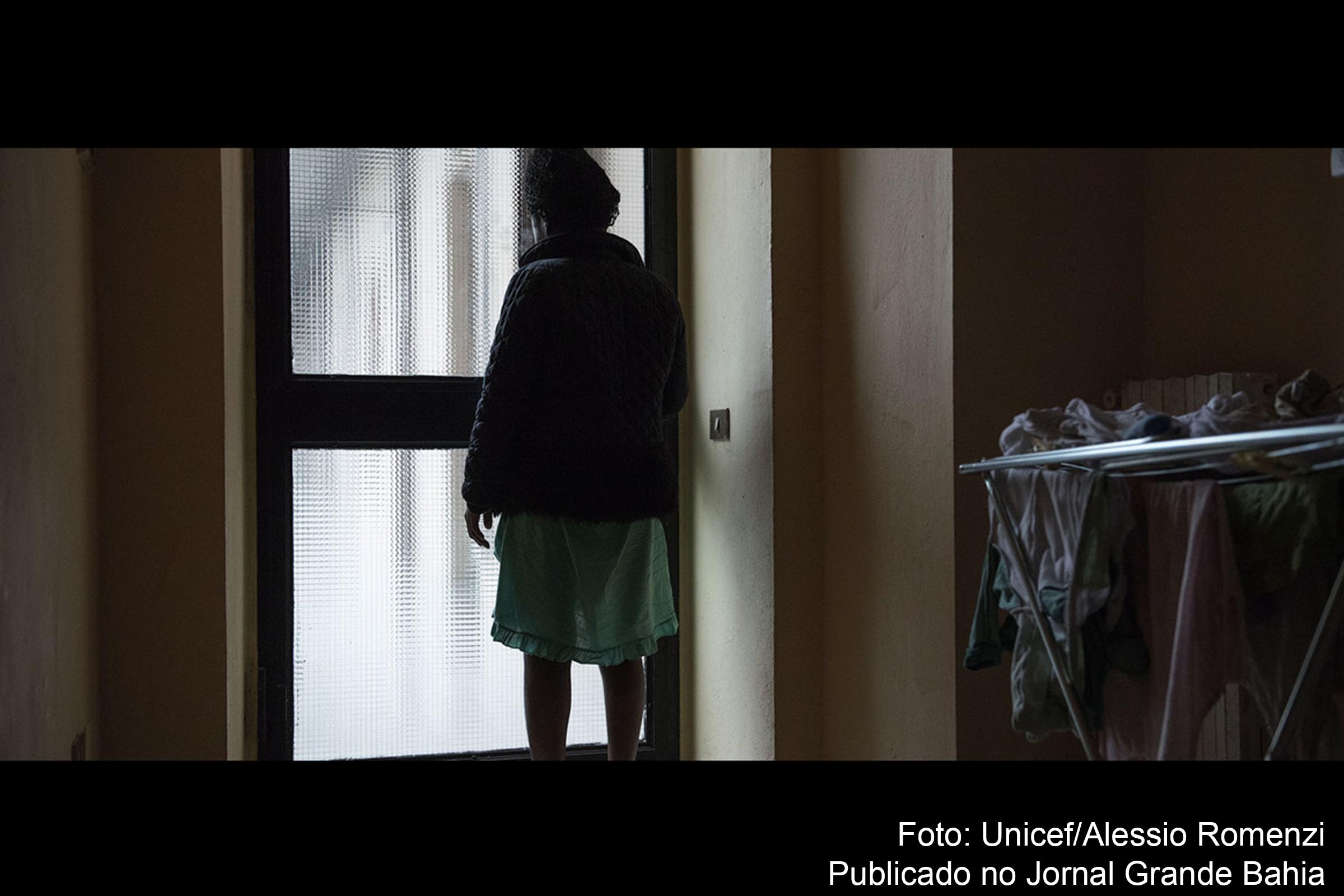 Menina nigeriana, grávida de gêmeos após ser forçada a se prostituir após sua chegada à Itália pela rota do Mar Mediterrâneo.