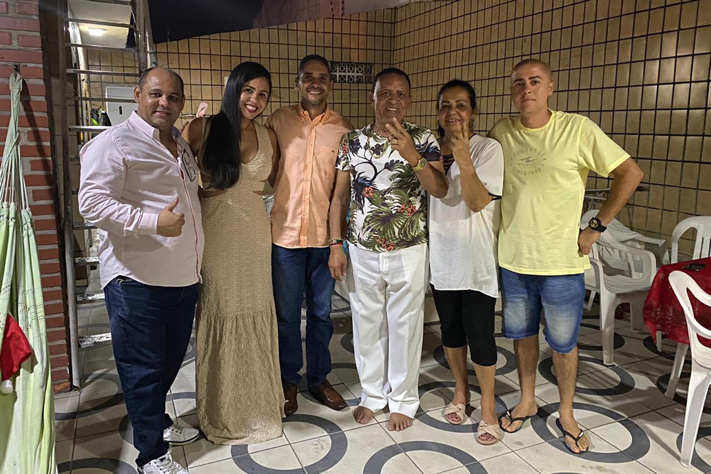 Ao lado da família de tradição católica, jurista Fernando Oliveira (ao centro com camisa estampada) comemorou a passagem do Natal.