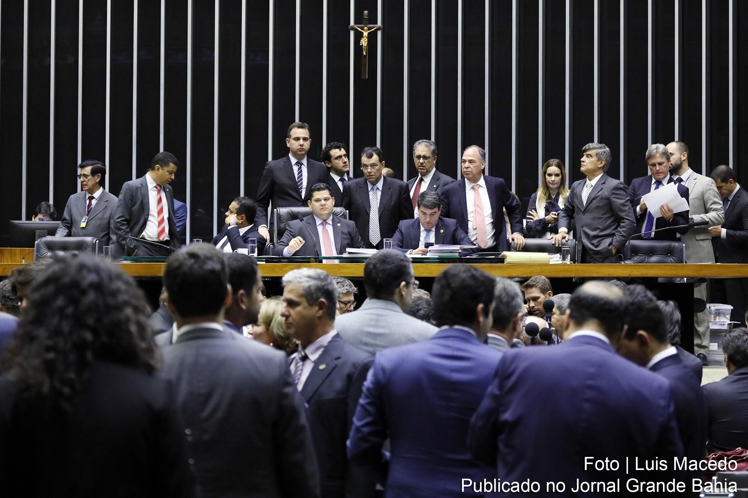 Parlamentares aprovam Orçamento com fundo eleitoral de R$ 2 bilhões para 2020. Dinheiro para as campanhas municipais foi mantido no valor proposto pelo Poder Executivo e próximo ao R$ 1,7 bilhão gasto de 2018.