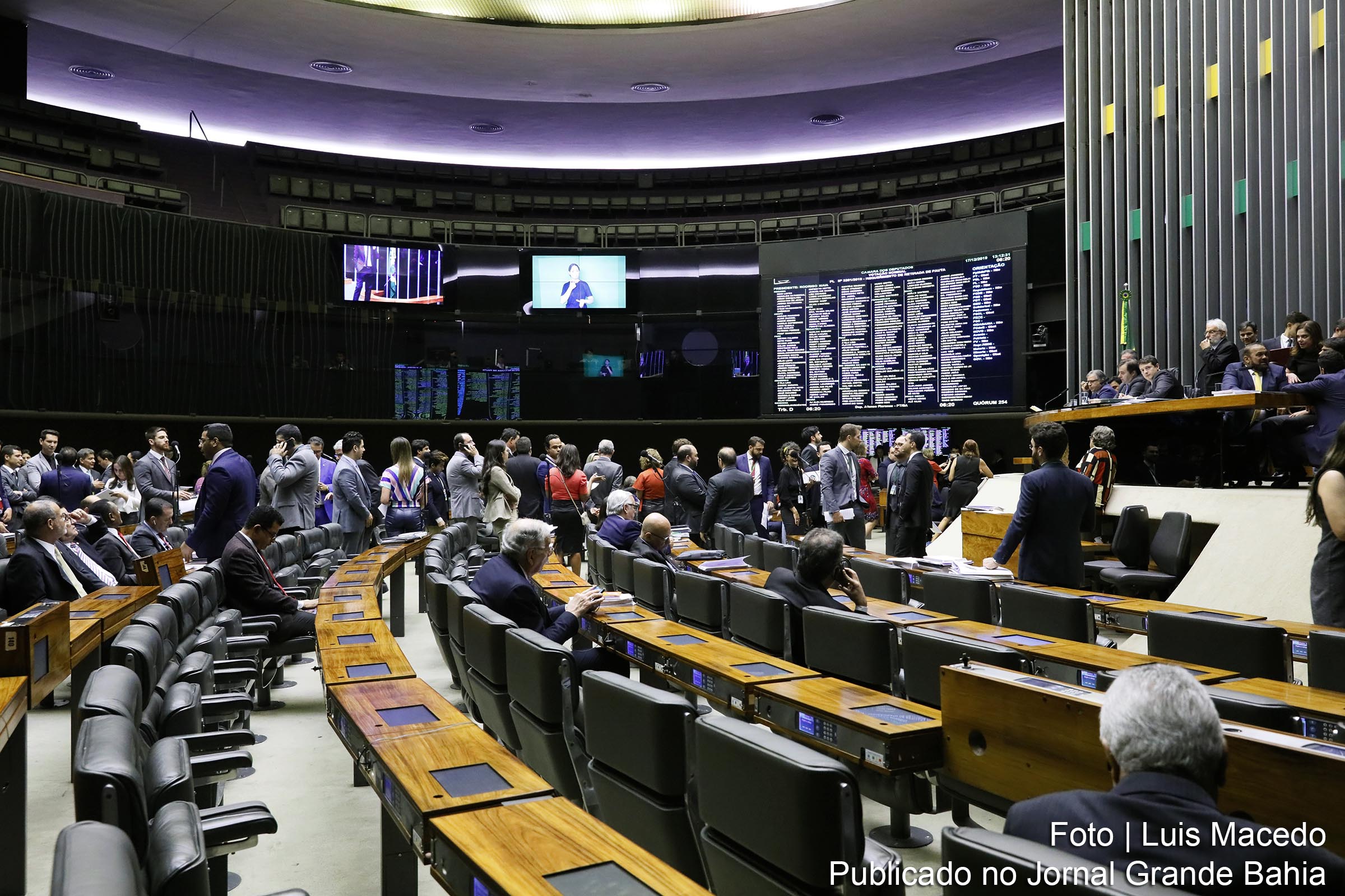 Parlamentares debateram e aprovaram projeto de Lei que modifica regras do Imposto sobre Serviços.