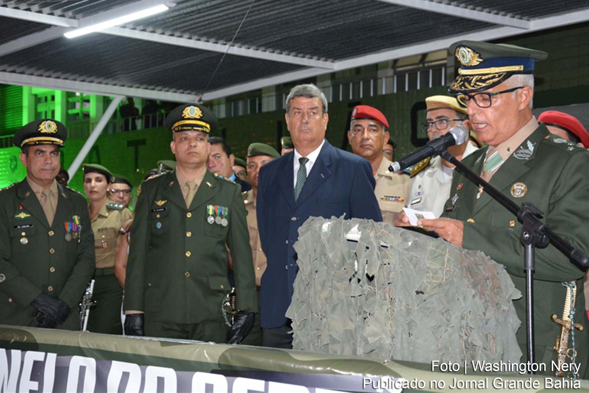 Prefeito Colbert Martins Filho ao lado do general Marcos André da Silva Alvim, durante solenidade de passagem de comando do 35º BI.