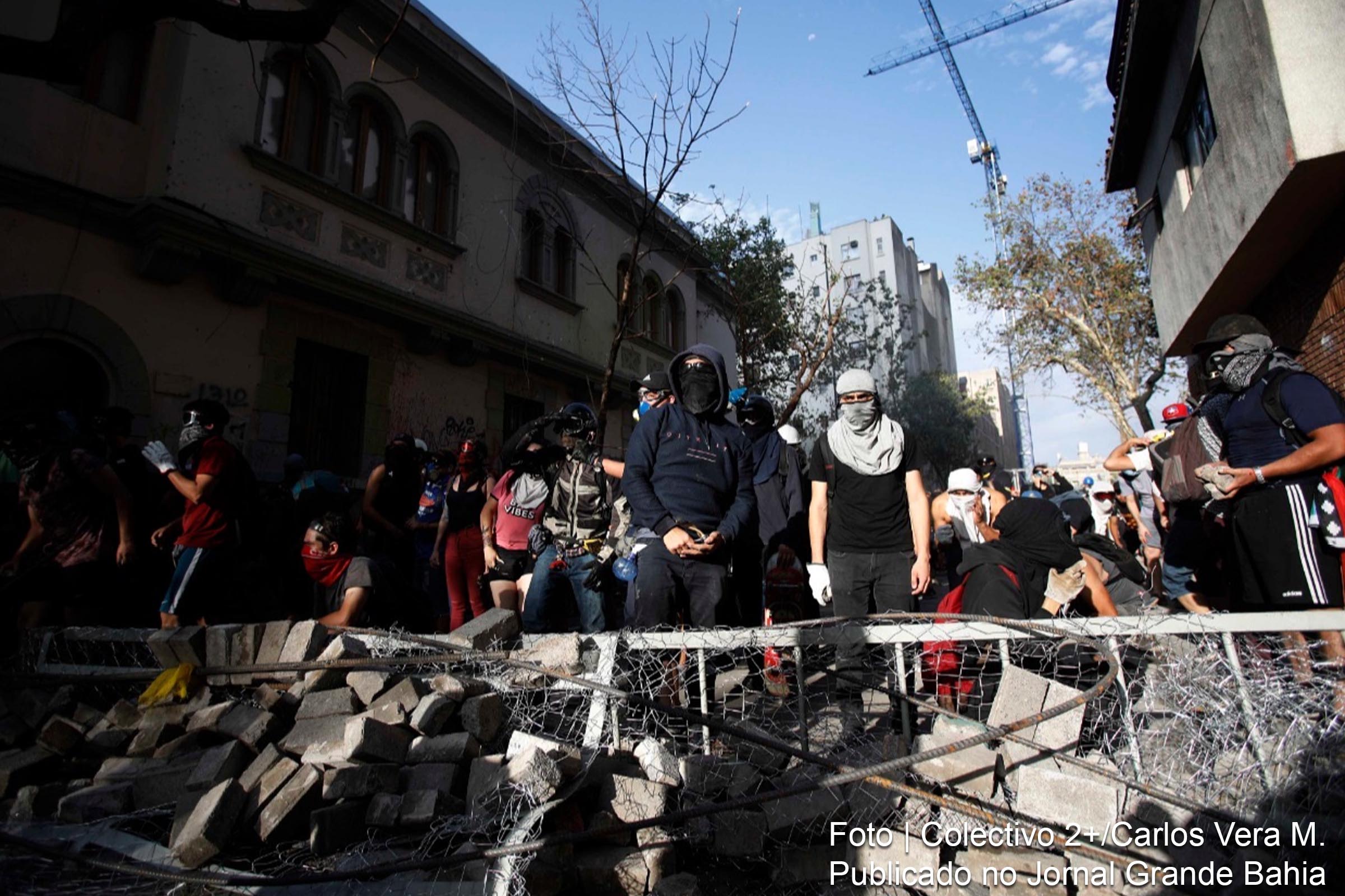 Protesto por direitos sociais no Chile, ocorridos em 7 de dezembro de 2019. Instabilidade social é provocada por mudanças tecnológicas e climáticas, conjugadas com políticas neoliberais.