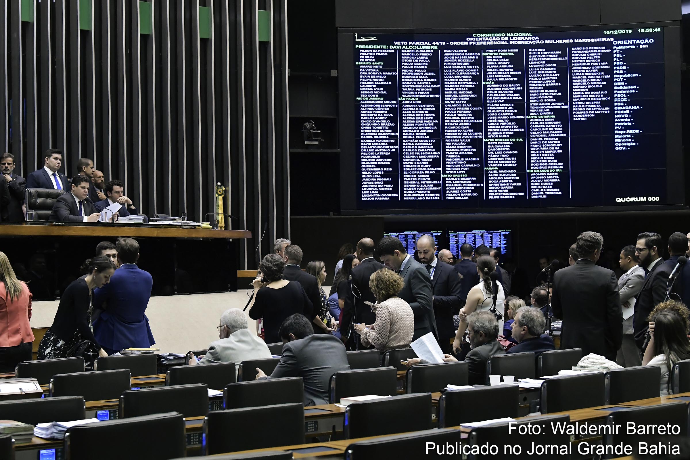 Encaminhado pelo Governo Bolsonaro o projeto aprovado torna de execução obrigatória as emendas de comissões permanentes do Senado e da Câmara e de comissão mista permanente do Congresso Nacional, nesta terça-feira (10/12/2019).
