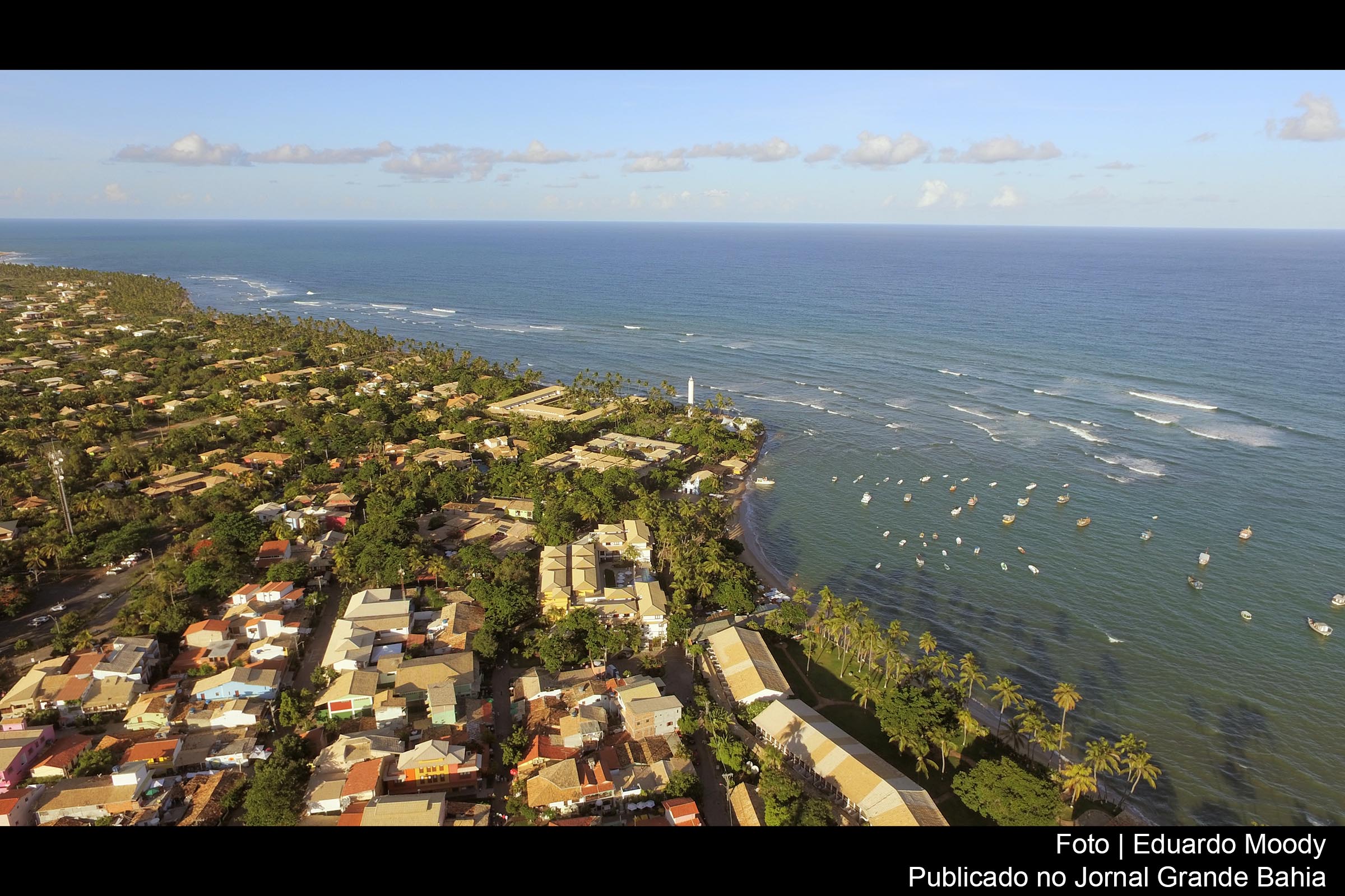 Vista aérea de Praia do Forte, Mata de São João. O município, que abriga paraísos como Praia do Forte, Imbassaí e Sauípe, é o mais desejado da Bahia, de acordo com o site BestBuy Hotel.