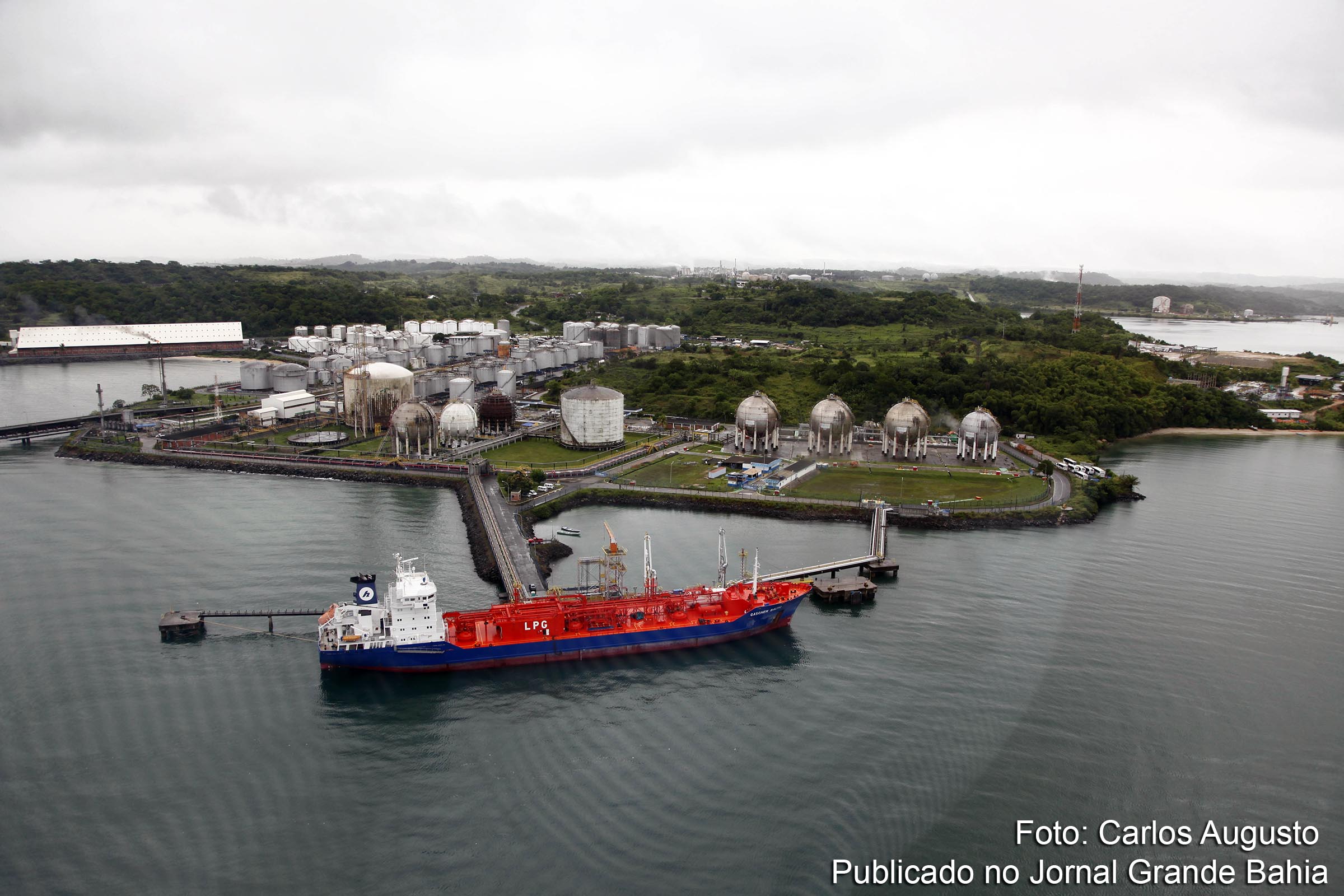Vista aérea do Terminal de Regaseificação de GNL da Bahia, situado na Baía de Todos os Santos, em Candeias.