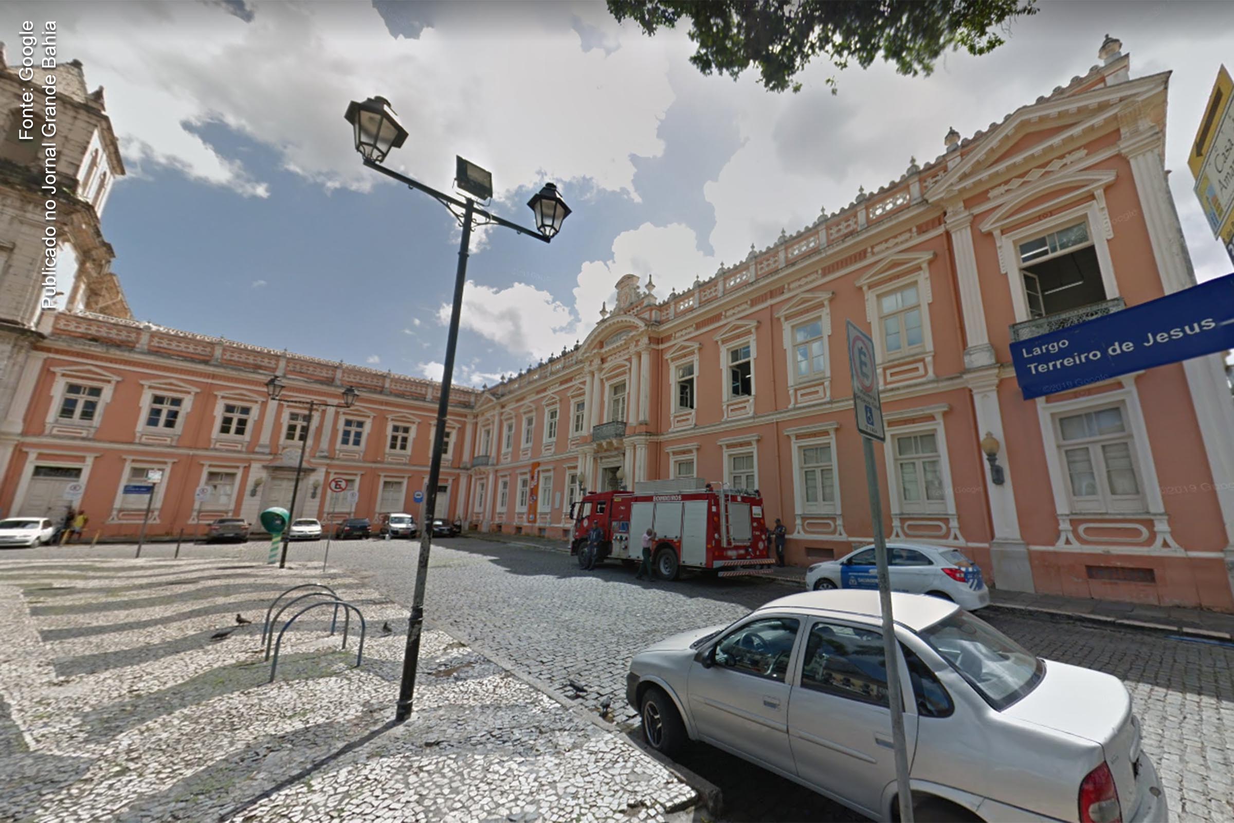 Vista da fachada da sede histórica da Faculdade de Medicina da UFBA, situada no Largo Terreiro de Jesus, no Pelourinho, em Salvador.
