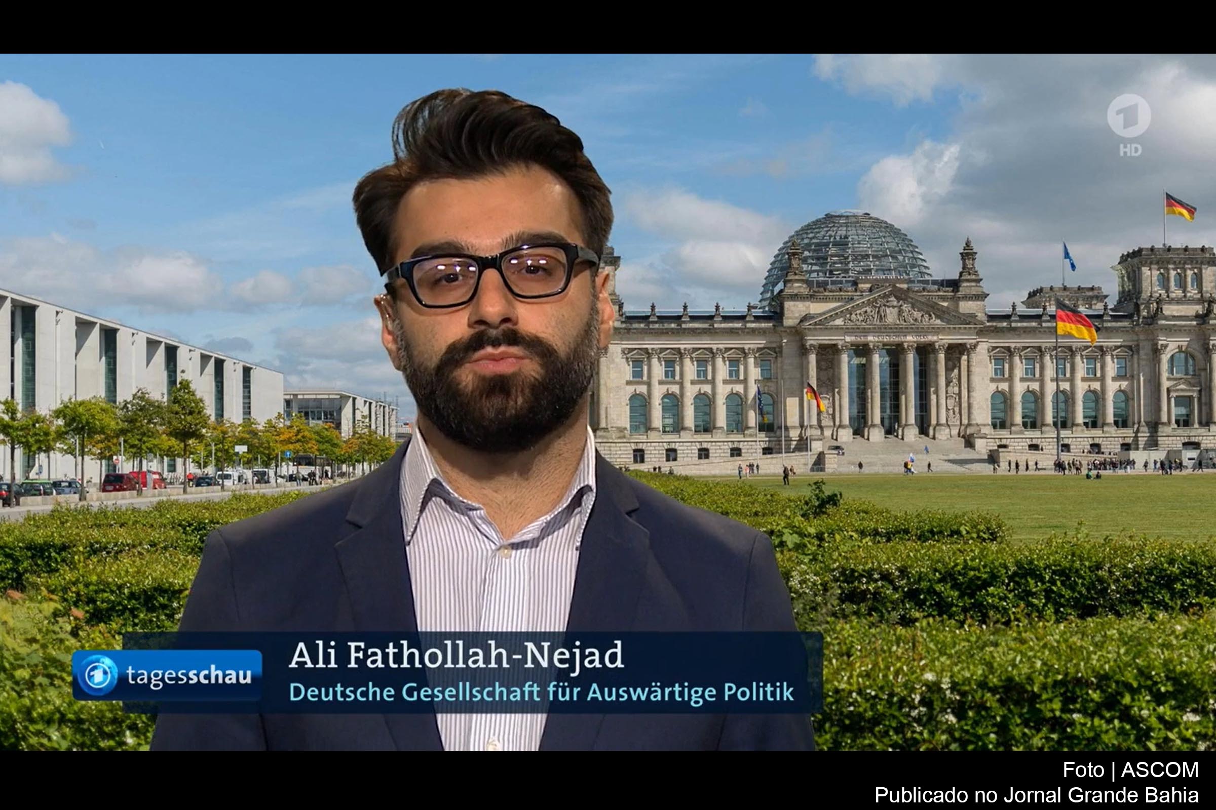 Milhares de iranianos choram a morte do general Soleimani, assassinado pelos EUA. Em entrevista, cientista político Ali Fathollah-Nejad afirma que parte das manifestações são encenadas pelo regime para mostrar suposta unidade nacional.
