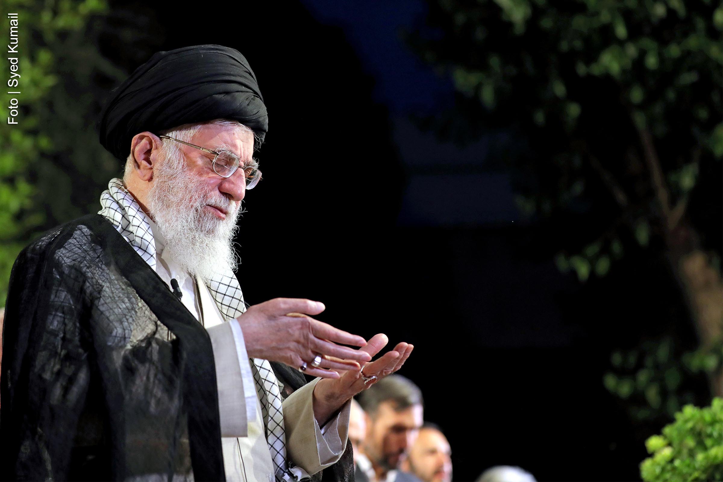 Líder Supremo do Irã, aiatolá Ali Khamenei, profere discurso durante orações em Teerã.