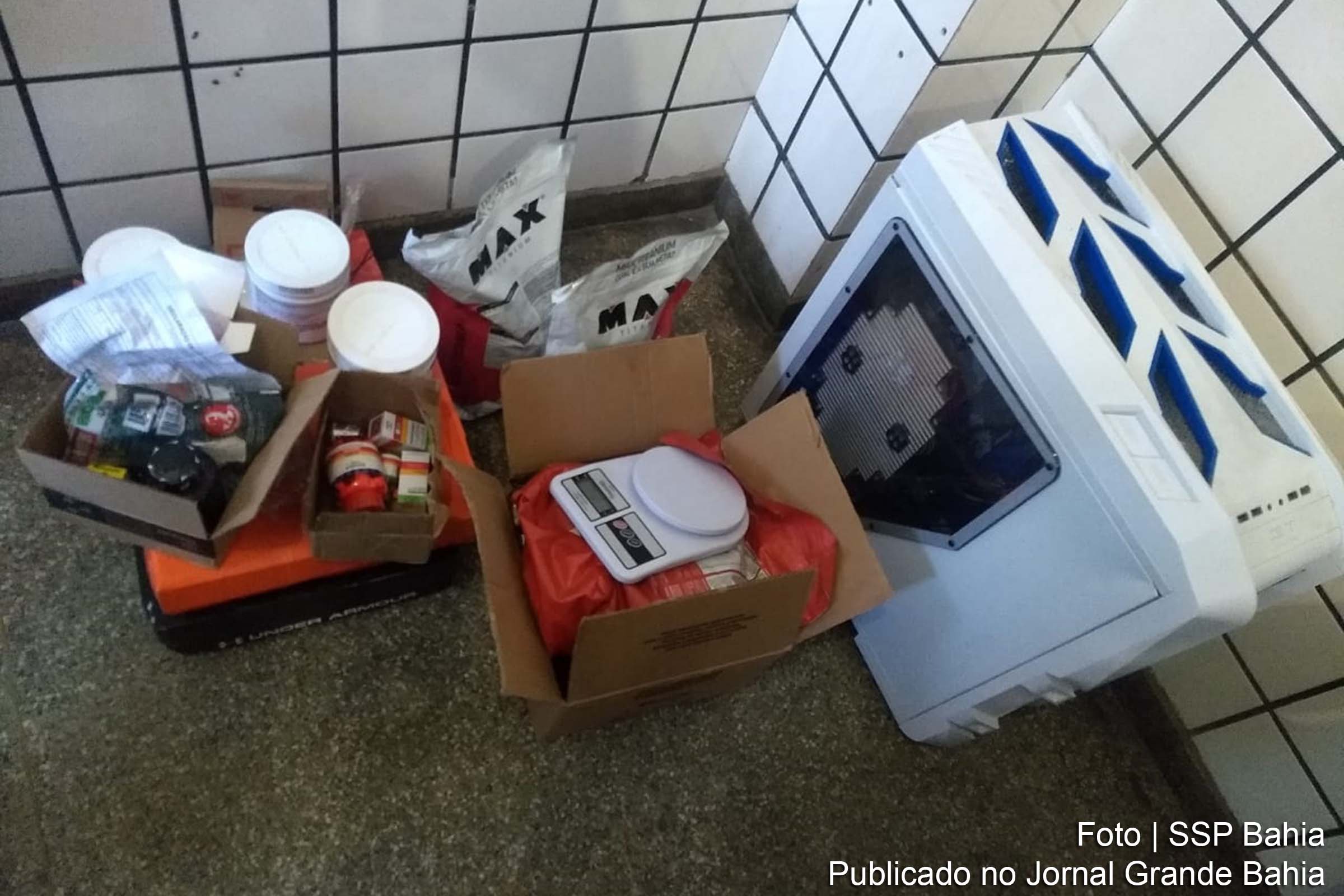 Foram apreendidos anabolizantes, cinco sacos de suplementos, um computador, uma balança, dois tênis e dois aparelhos celulares.