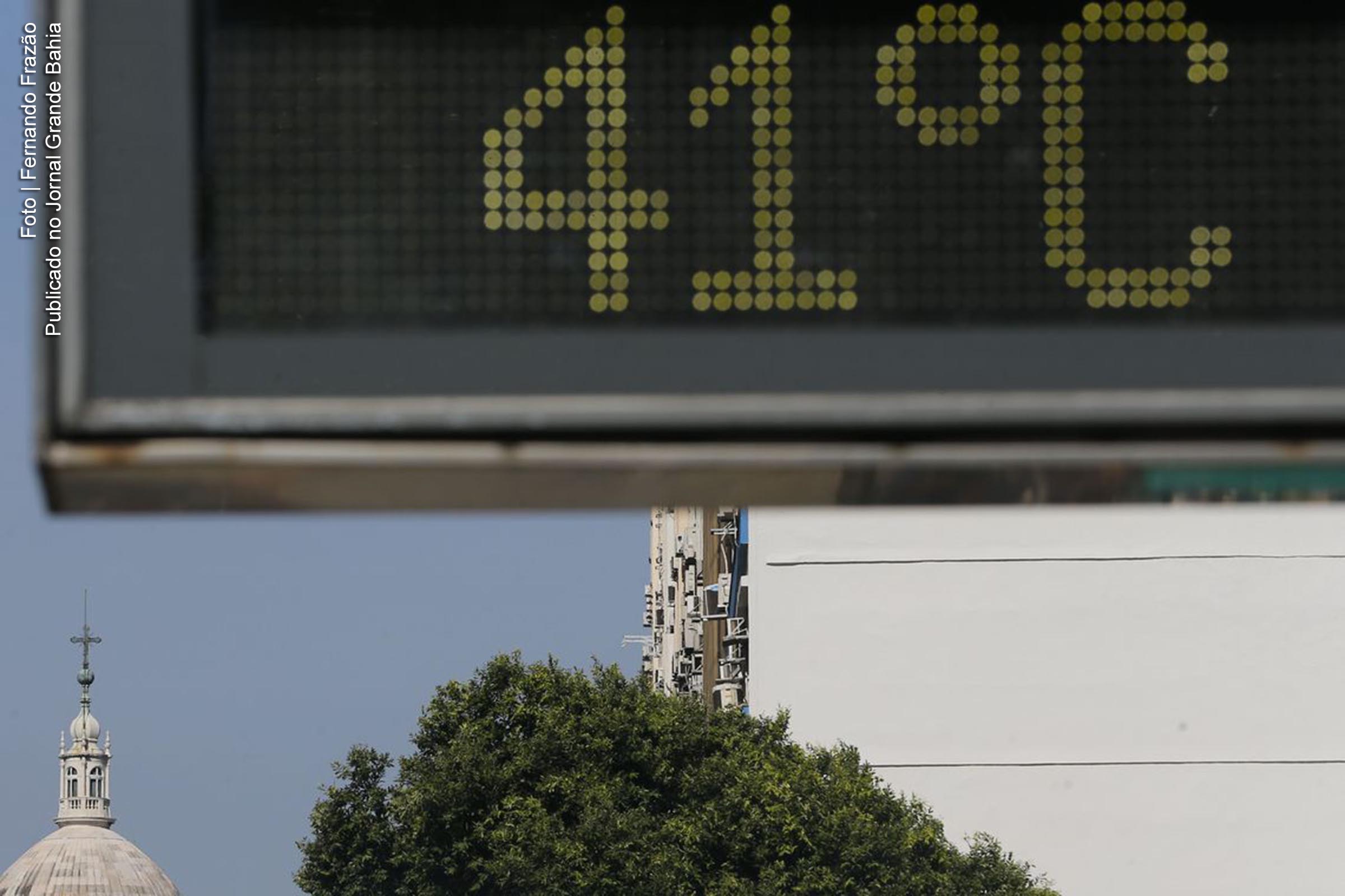 Na Avenida Presidente Vargas, com a igreja da Candelária ao fundo, termômetro registra onda de calor que atinge a cidade.