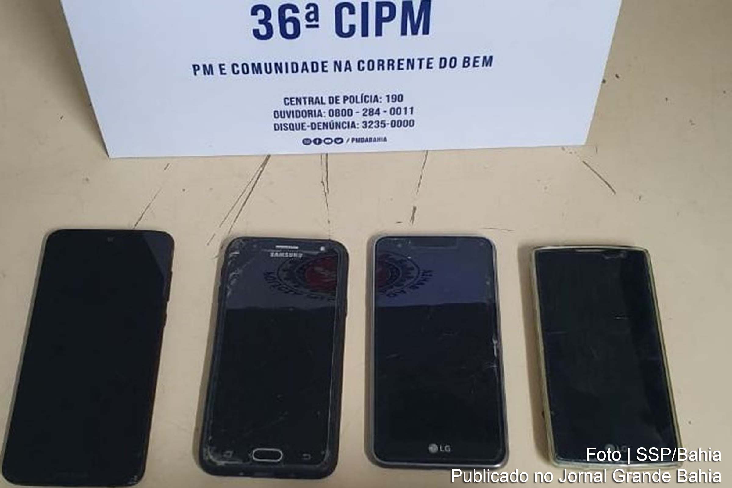 Carro e celulares são recuperados pela PM em Dias d'Ávila.