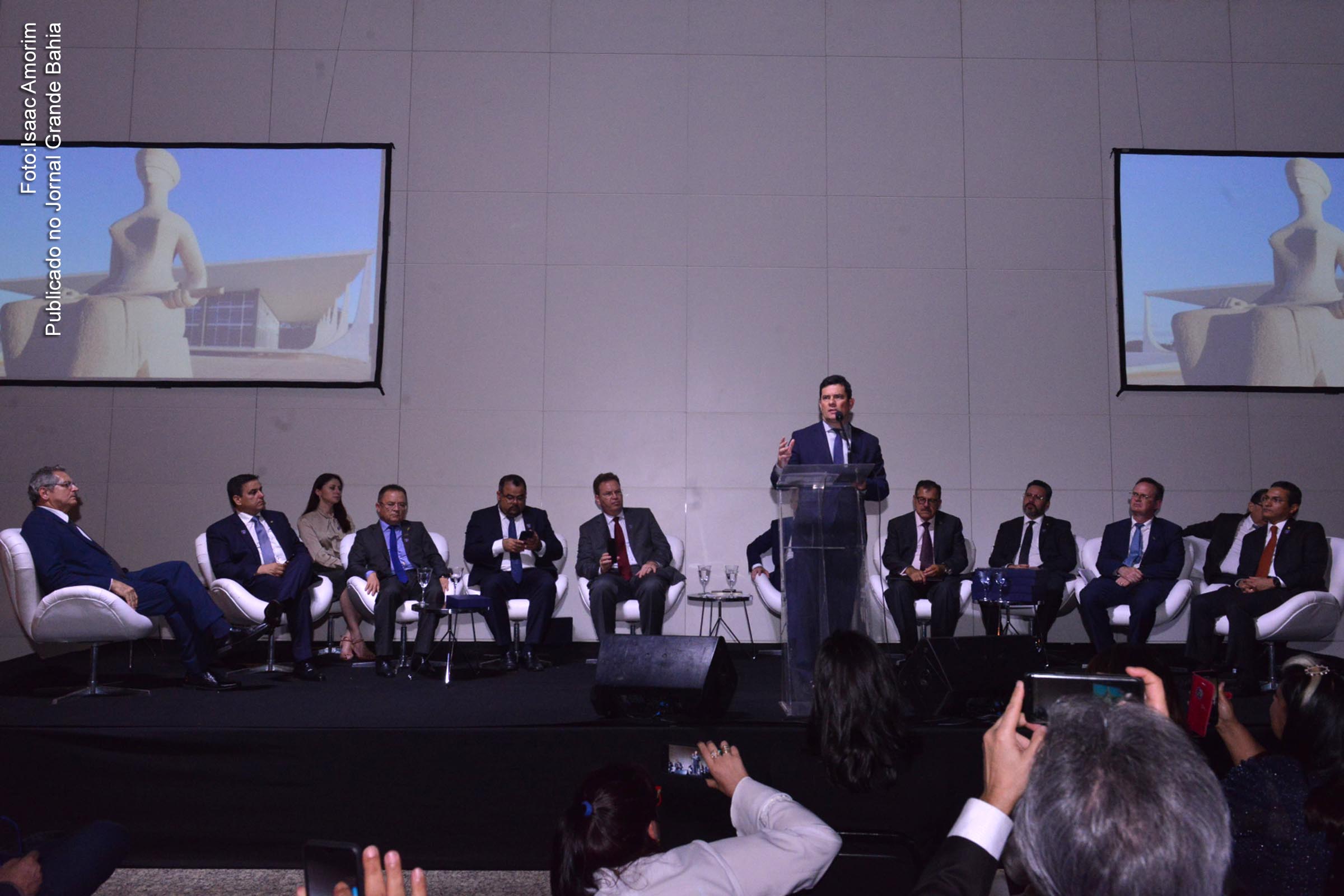 Presidente Jair Bolsonaro cria cerca de 500 cargos de confiança para a Polícia Federal; MP favorece projeto político do ministro Sérgio Moro