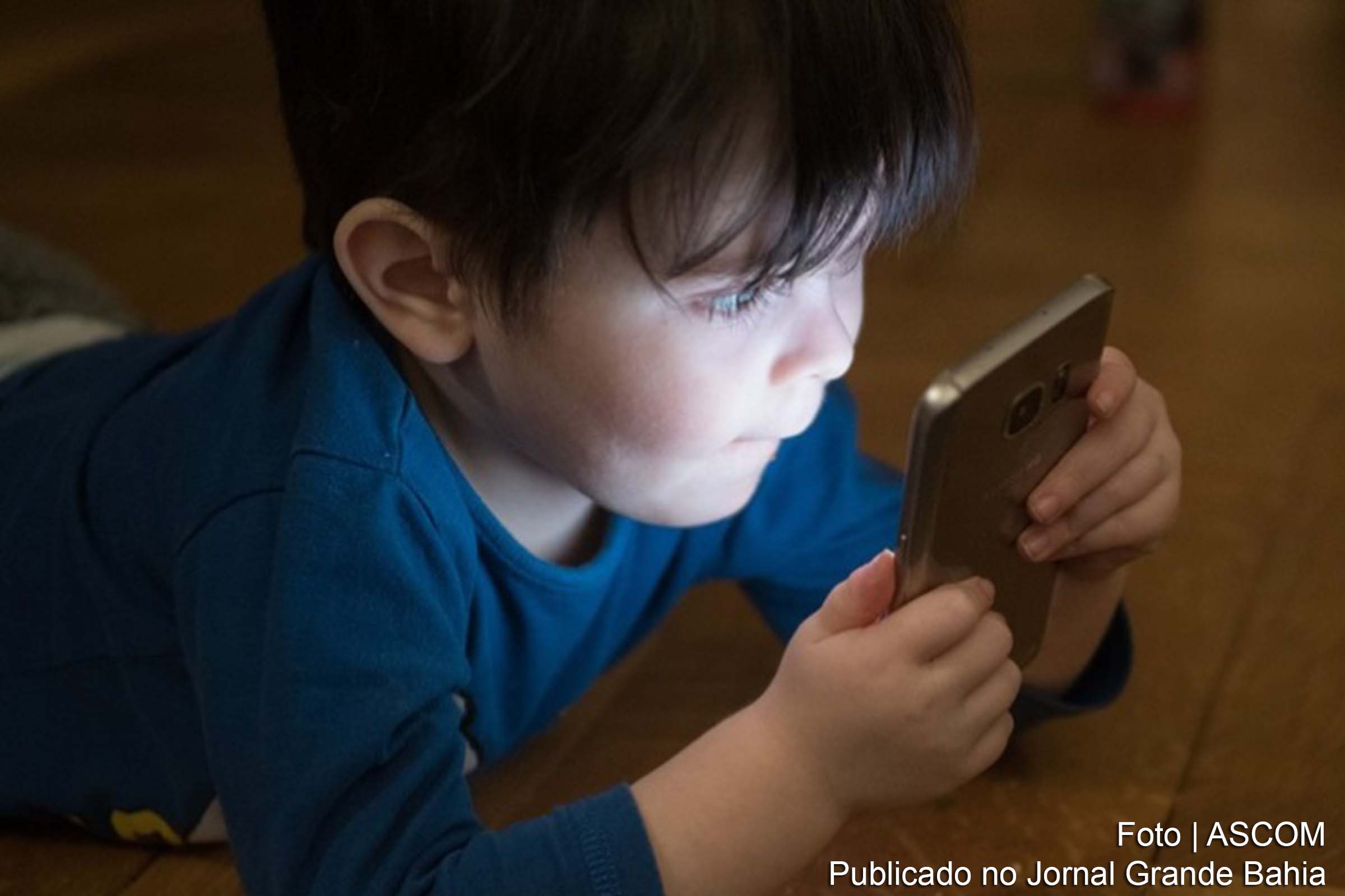 Uso intensivo de celulares por crianças contribui para diminuição da atividade física.