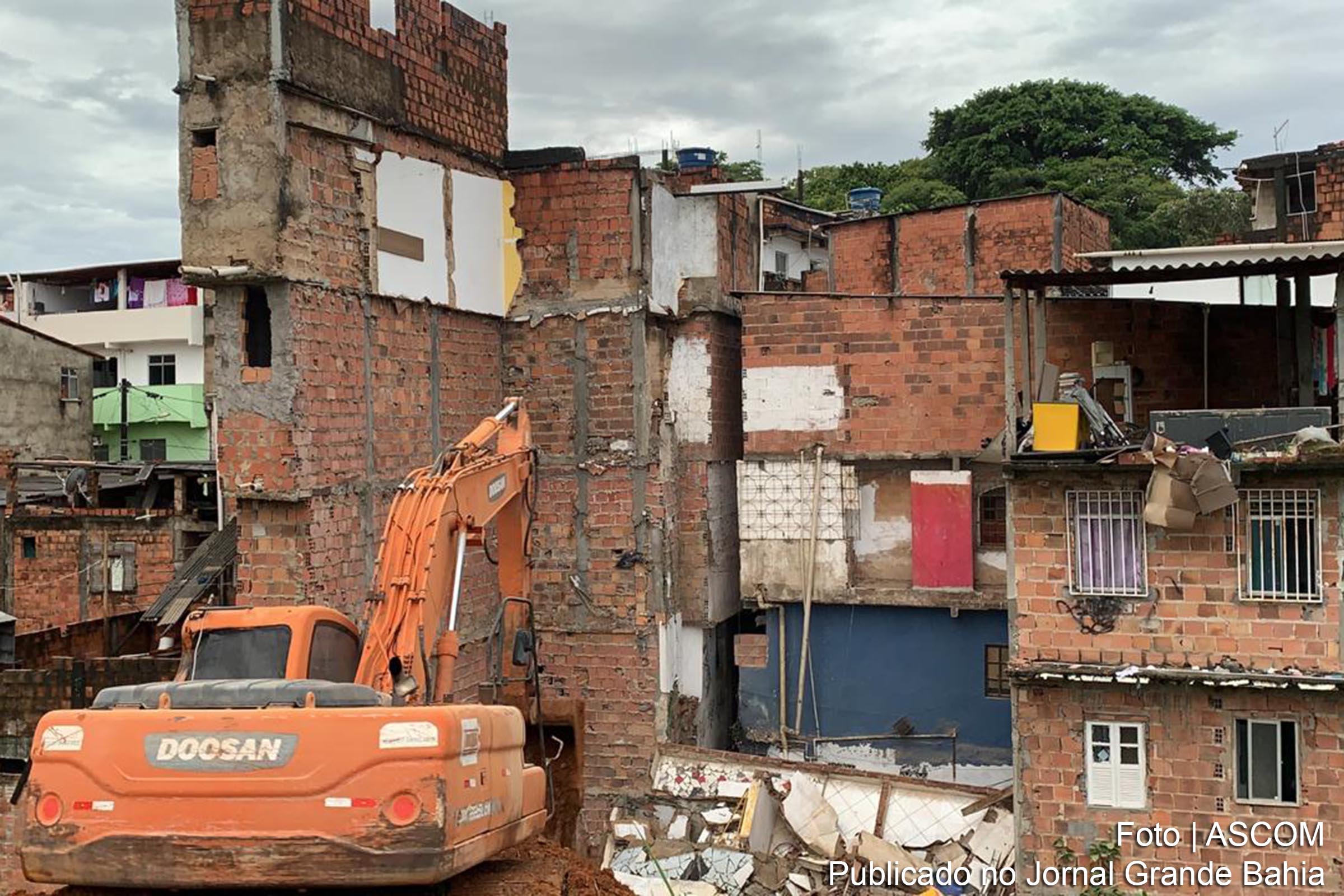 Em Narandiba, Salvador, edificações condenadas pela Codesal são demolidas.